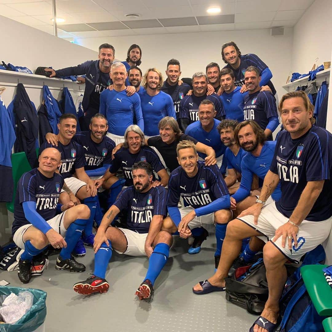 クリスティアン・ザッカルドさんのインスタグラム写真 - (クリスティアン・ザッカルドInstagram)「Germania-Italia legends 3-3 🌟🇮🇹💙 @azzurri  #Italy #soccer #legends #players #GermaniaItalia #enjoy #team #allstars #emotions #azzurrilegends」10月8日 4時30分 - cristianzaccardo