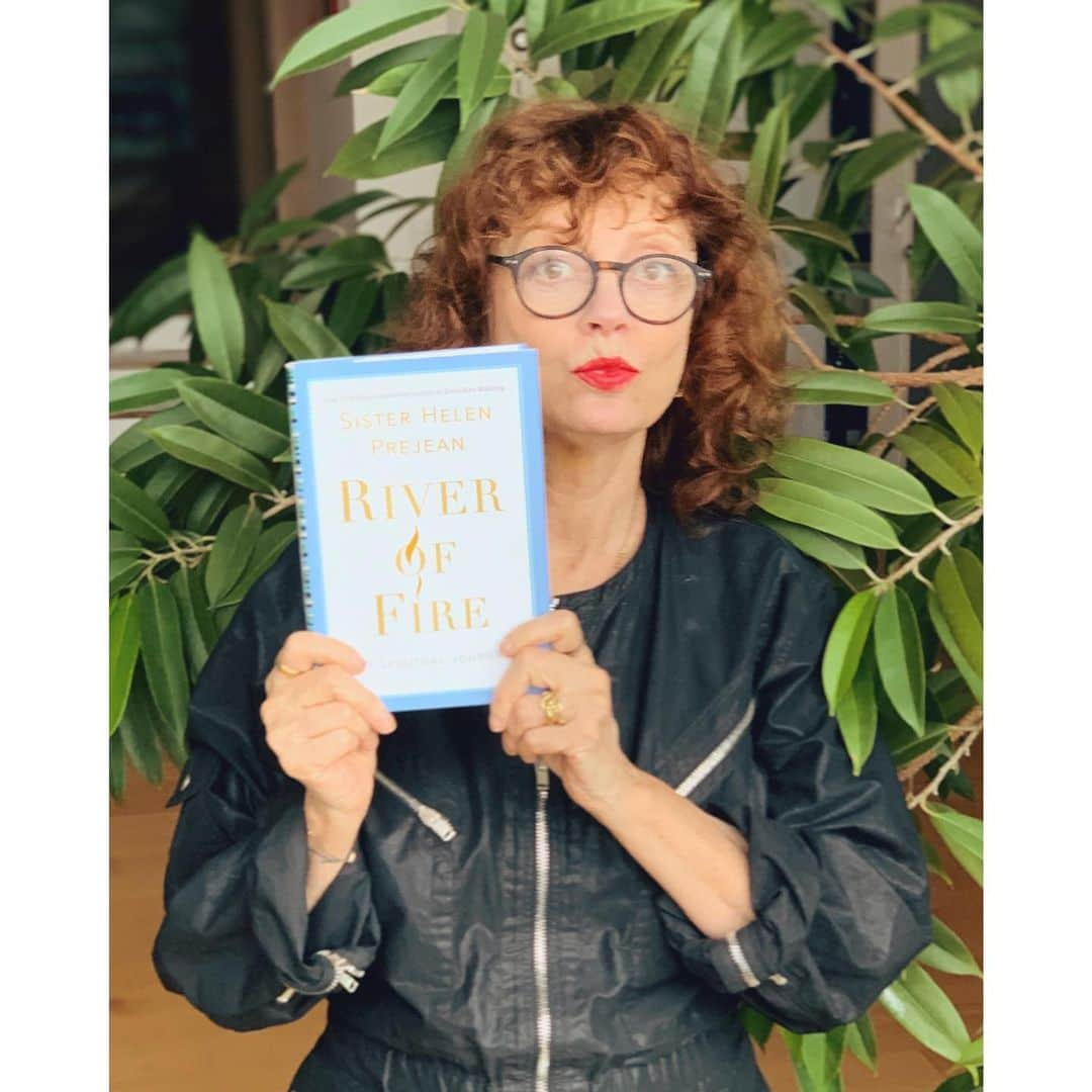 スーザン・サランドンさんのインスタグラム写真 - (スーザン・サランドンInstagram)「Can’t wait to find out what my dear friend @helenprejean has offered us in her new book River of Fire. Aren’t you curious about what happened before Dead Man Walking??」10月8日 4時54分 - susansarandon