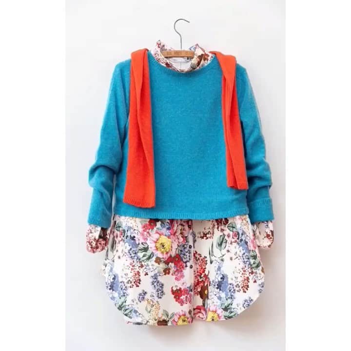 キャベジズ&ローゼズのインスタグラム：「Tap to shop the Laurie Sweater in Turquoise. Perfect for adding colour to your autumnal wardrobe. Made in Scotland from responsibly sourced cashmere. Pictured with the Patrick Shirt in floral cotton coming soon #taptoshop #newinstore #responsiblysourced #madeinscotland #cashmere #turquoisesweater #carefullysourced #bluecashmere #cabbagesandroses #cabbagesandrosesfashion @christina_strutt @cabbagesandroses_shop」