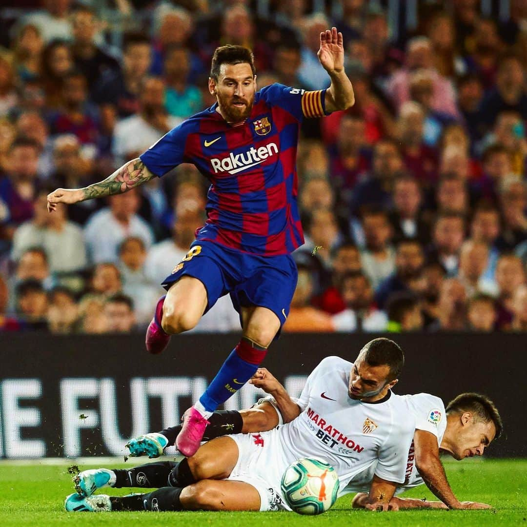 LFPさんのインスタグラム写真 - (LFPInstagram)「It’s Leo... 🤯 • #Leo #Messi #Crazy #Skills #LaLiga #Barça #LaLigaSantander」10月8日 5時05分 - laliga