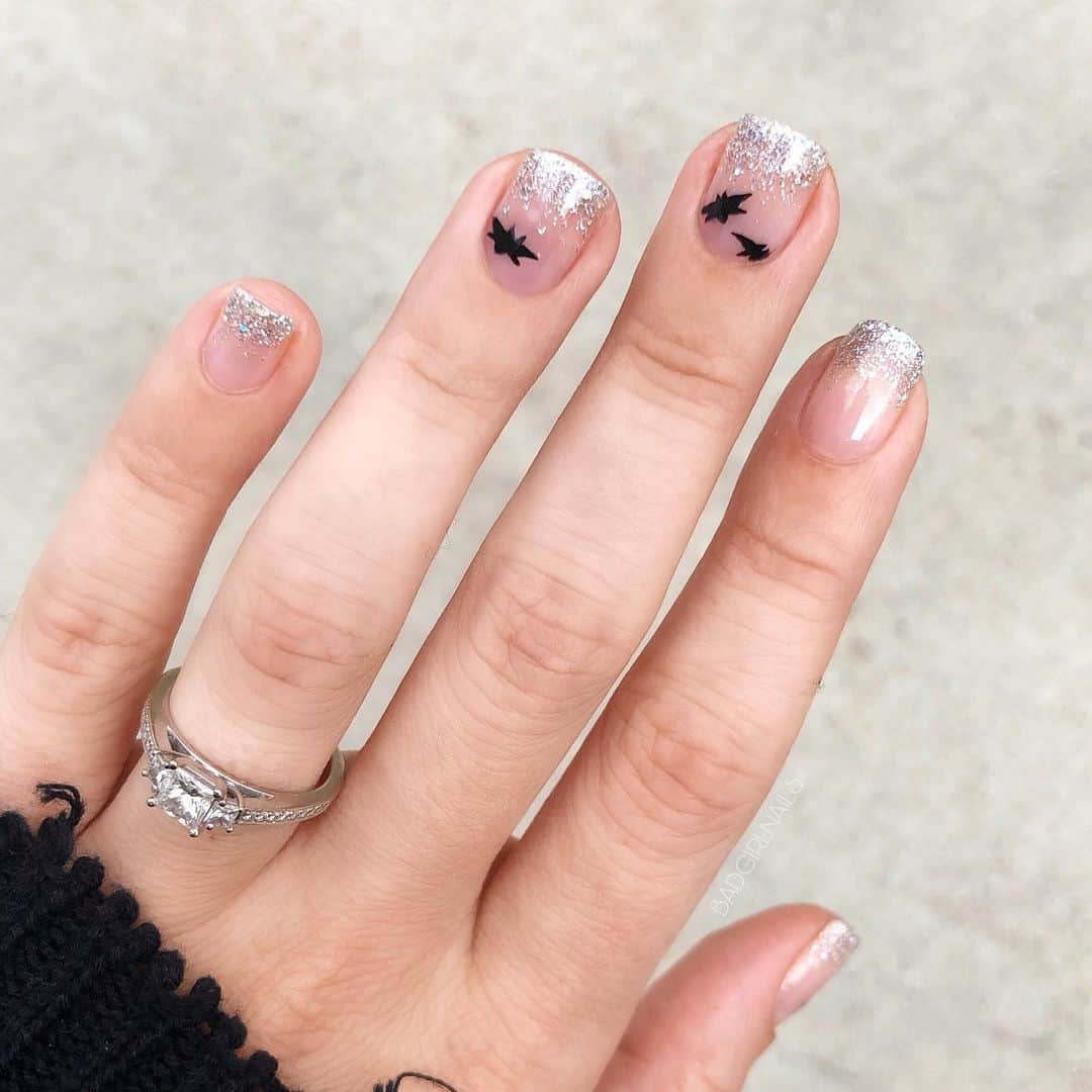 Soniaさんのインスタグラム写真 - (SoniaInstagram)「Hello October🦇 Cute little glitter bats to kick off spooky season✨ who’s excited?! 🎃👻🖤」10月8日 6時14分 - badgirlnails