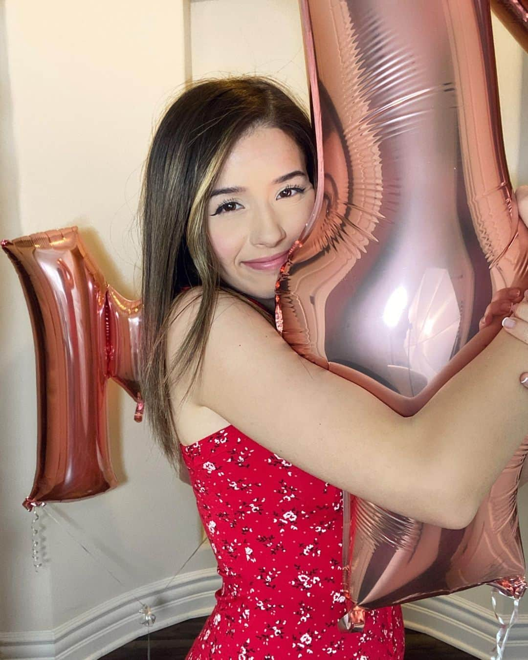 Pokimaneさんのインスタグラム写真 - (PokimaneInstagram)「we hit 4M on instagram & youtube! 🥳😁❤️ Thank you SO much to everyone who hit that sub/follow button ☺️」10月8日 6時19分 - pokimanelol