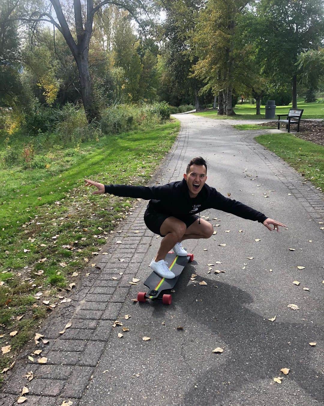 パトリック・チャンのインスタグラム：「Quick board meeting 🛹 before tonight’s @rocktherinktour in Vancouver at the @ubctbirdarena - Looking forward to ⛸ at 🏡」
