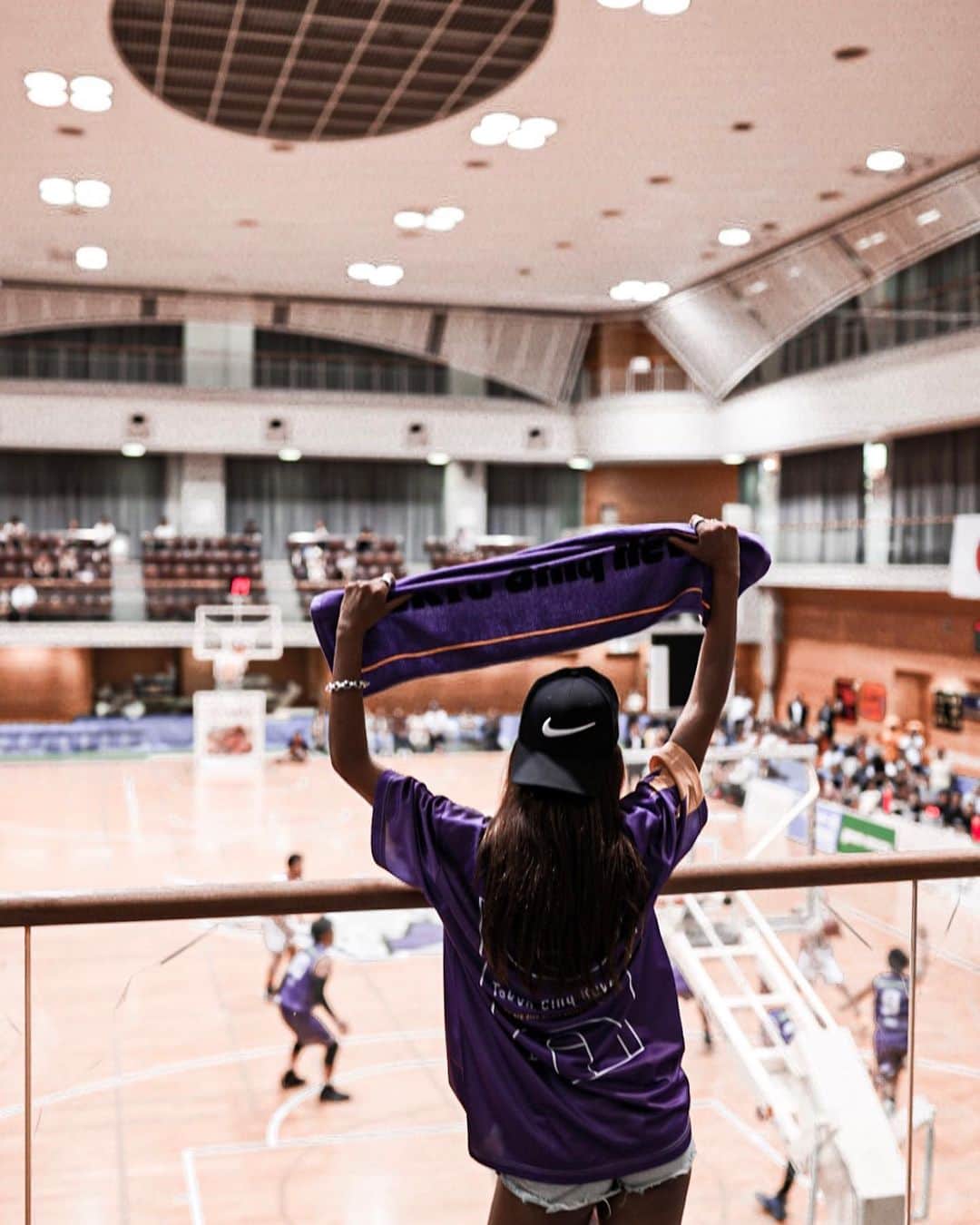 島野ミキさんのインスタグラム写真 - (島野ミキInstagram)「・ ・ @tokyocinqreves サンレーヴス試合観戦🏀✨ もうねーすごく熱い試合だった(≧∀≦)‼️ イブも隣で一緒になって大声で応援📣😂👏 また絶対行く✊ ・ ・ #東京サンレーヴス#サンレーヴススマイル#サンレーヴス女子#サンレーヴス#B3#basketball#バスケ#バスケットボール#バスケ観戦#サンレーヴス女子#バスケ女子#開幕戦#スポーツ#スポーツの秋#sports#運動#lifestyle#スポーツ女子」10月8日 6時47分 - miki_shimano