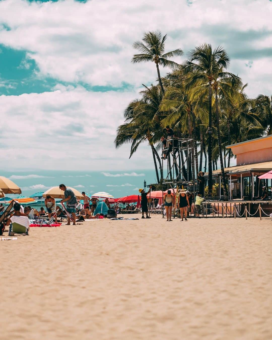 Popits Hawaiiのインスタグラム：「A good beach day keeps the doctor away😘🏖️⁠ ⁠ 🎉POPITS HAWAII ONLINE STORE 1st Anniversary🎉 ⁠ Free U.S domestic shipping until October 10th only at www.popitshawaii.com ✈️ ⁠ ⁠ ⁠ #popitshawaii #ポピッツ #sandals #charms #alohastate #luckywelivehawaii #waikiki #footwear #thong #happyfeet #flipflops #slippers #ハワイ #ハワイ旅行 #ハワイ好き #ハワイ大好き #ハワイ好きな人と繋がりたい #ビーチサンダル #フラ #フラダンス #占い #monday #travelnotebook # #traveljournal #travelphotography #traveltime」