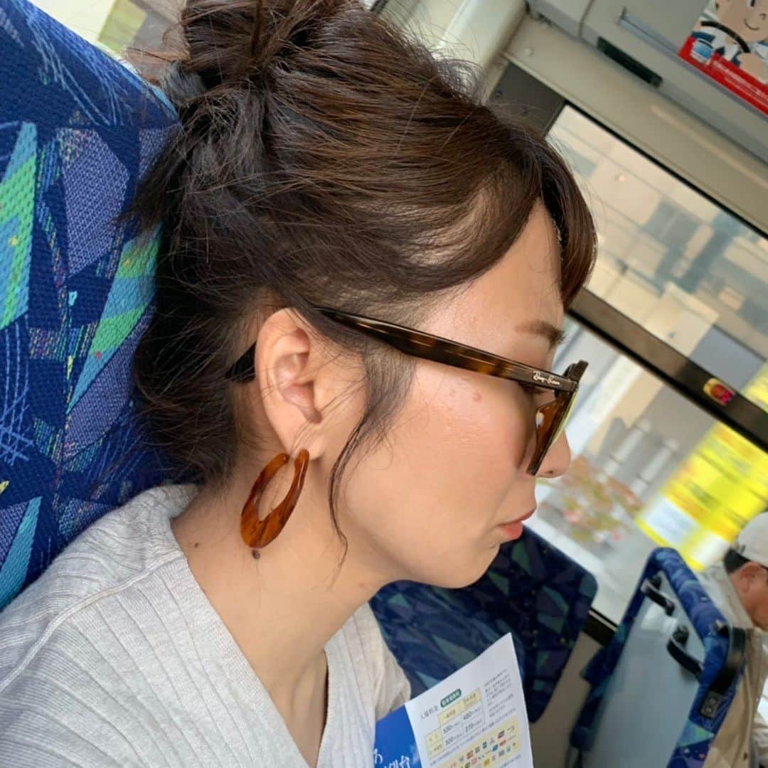 糸数美樹のインスタグラム：「おはよう！ 5時から起きてると気分はこんな感じ！ #仕事いってらっしゃい #今日も一日ファイティン！ #寝る時なんでしゃくれるんだろうわたし #寝顔美人になりたい #寝顔美人になりたい人あつまれ #寝顔美人好きと繋がりたい #こんなふーじーのハッシュタグつけてる人いるよね #おもろい #みきとにー #ちなみにこれはだいぶいいほうの寝顔 #ブログに載せたのはまーまーちゃんとブスだからさw」