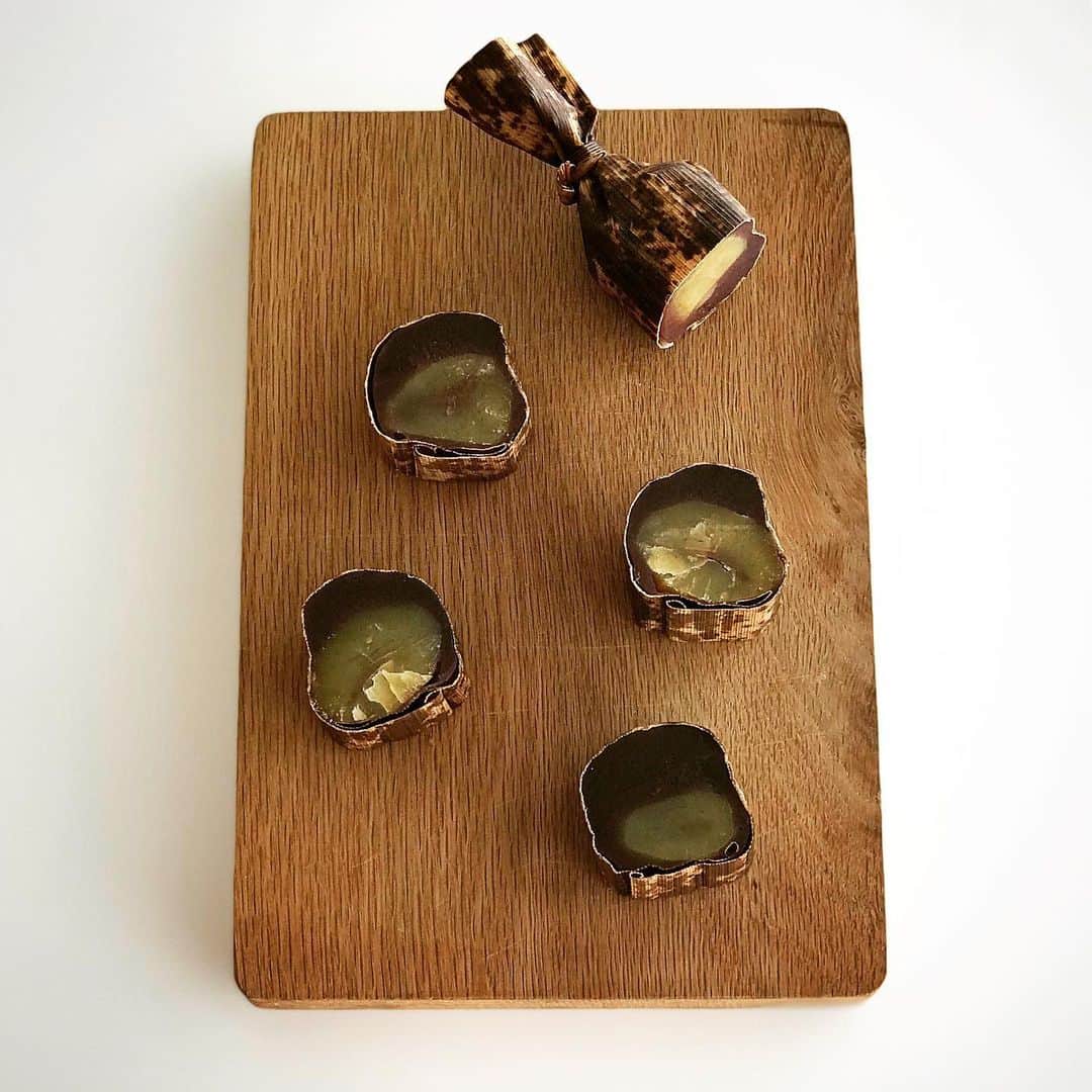 のインスタグラム：「ちもとの🌰栗蒸し羊羹。 🌰の季節の到来ですね。 竹皮で包んで蒸す製法だから いただくときは竹皮ごと切り分ける。 だから気軽に手で摘めるのも素晴らしい。 • 蒸し羊羹の 生地に粉が入ることで感じる あの独特のむちっとした食感が たまらなく好きです。 #ちもと #栗蒸し羊羹  #food_striptease」