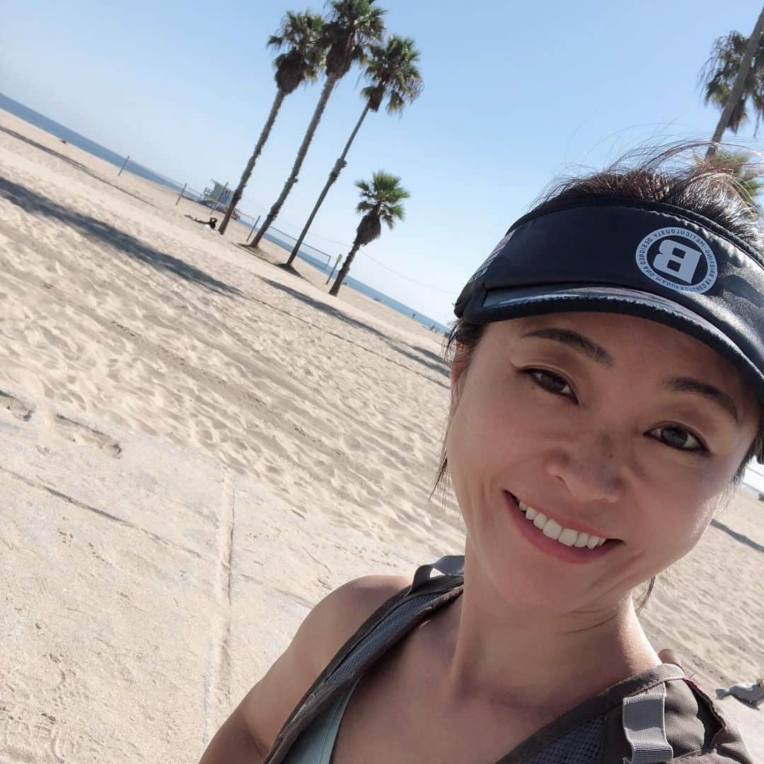 黒田愛美さんのインスタグラム写真 - (黒田愛美Instagram)「I love running here ❣️ I think I come here every year to just be myself , think about my life, and have a relaxing time... 😊 #santamonica #venicebeach #mysecondhome #la  #美容アンチエイジング専門医  #黒田愛美」10月8日 7時07分 - kurodaaimi