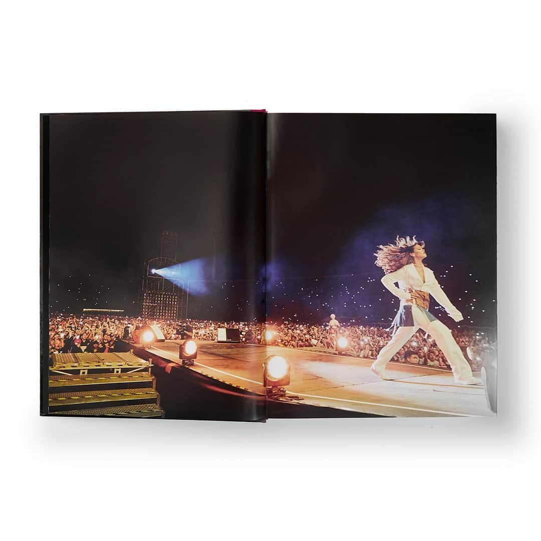 HYPEBEASTさんのインスタグラム写真 - (HYPEBEASTInstagram)「@hypebae: @badgalriri has officially teamed up with creative arts publisher @phaidonsnaps to create 'Rihanna', a 504-page visual book providing fans a detailed look inside the star’s world through an expansive archive of images highlighting a wide variety of events, her childhood in Barbados to and behind-the-scenes moments during her worldwide tours. Fans can purchase three special editions of the book, each including a limited edition bookstand designed by @thehaasbrothers. Pre-orders for the book is open now for $150 USD through Phaidon’s online store, with special edition sets are available for $175 USD and $5,500 USD. Head to our bio link for more details.  Photo: Phaidon」10月8日 7時12分 - hypebeast