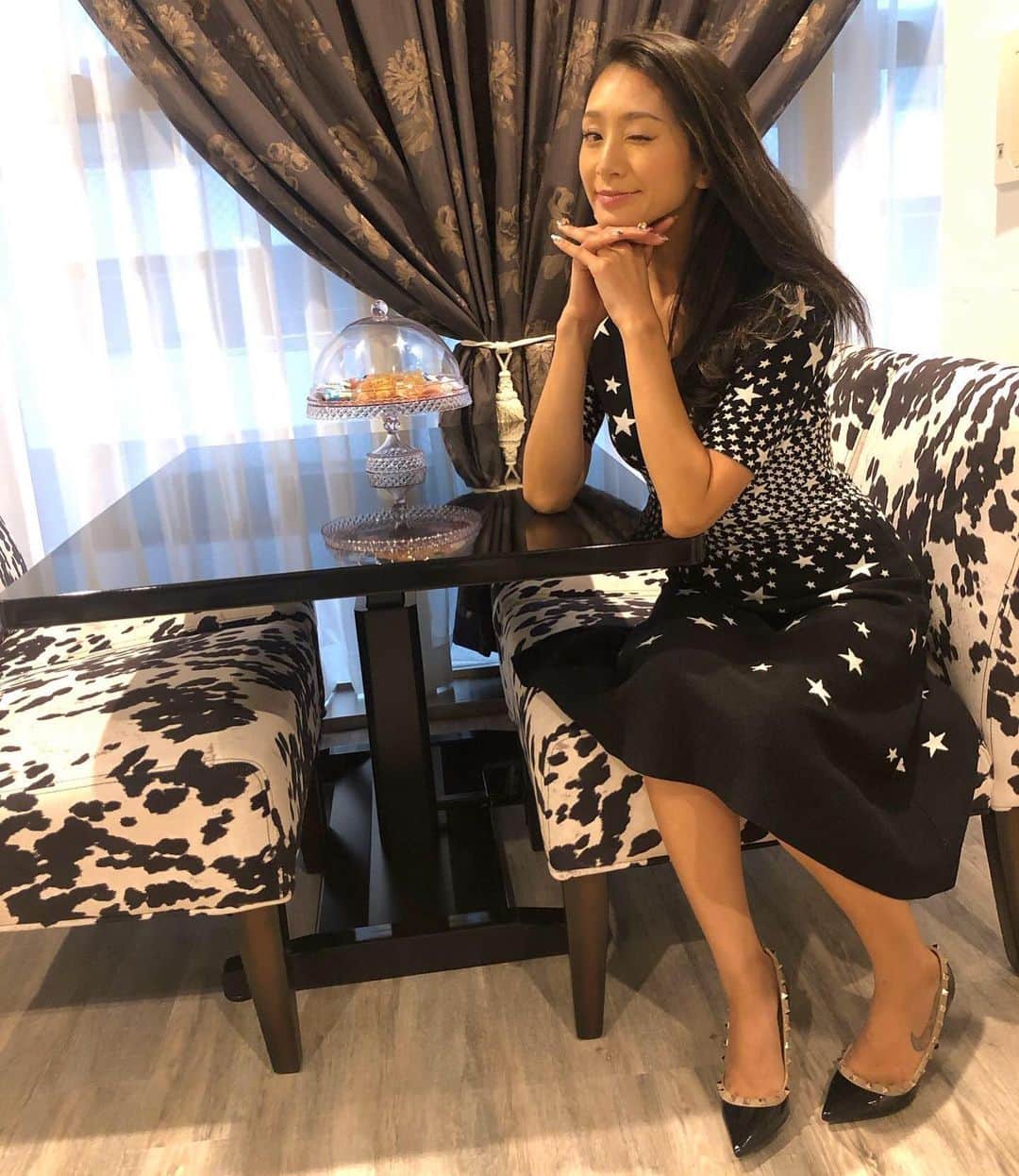 DJ JUICYのインスタグラム：「気がつけば人生の半分はネイル生活をしている私🙋🏻‍♀️笑💅💖 先月お誕生日を迎えたので、今回は24金&金箔 の、ネイルにしてもらいました✨🤩✨ 渋谷のど真ん中にあるプライベートサロン💅SARITA TOMMY LAND💅  純金キラキラの上に、ストーンやパールを盛り盛りに付けてもらい大人ゴージャスにしてもらいました🤩✨ @nailsalon_sarita_tommy_landありがとう🙏🧡 なんて贅沢なんだ🤩🙌 金運UPネイルにしたら💅✨ ダーリンからお誕生日プレゼント🎁にダイアモンドの指輪とピアスをプレゼントしてもらいました💍💎😍🎁✨ やっぱり、純金には素敵なパワーがあるんですね🤩🤩🤩🤩🤩✨ よし❗️コレで 新しい歳も頑張れるぞ⤴️✊✨ いつもありがとう☺️🙏💕✨ #nail #金箔 #純金 #k24 #k18 #リング #ダイアモンド #2カラット #バケットカットダイヤモンド #ピアス #birthdaypresent」