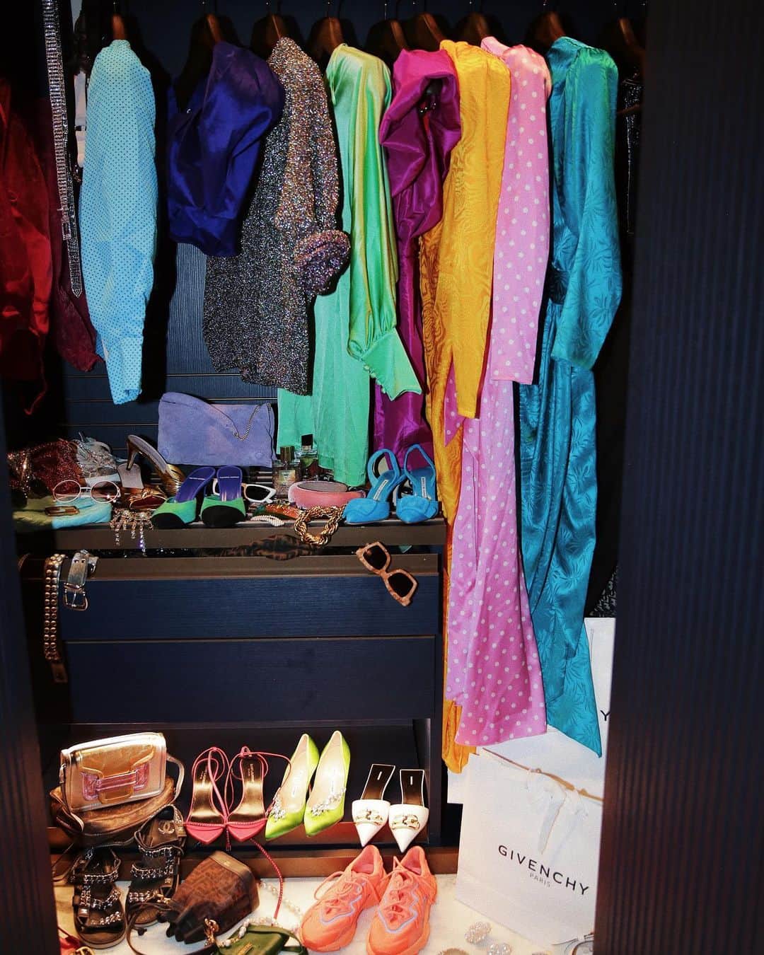 ジュリー・サリニャーナさんのインスタグラム写真 - (ジュリー・サリニャーナInstagram)「My 🌈 wardrobe at @hotellutetia makes me so happy!」10月8日 7時22分 - sincerelyjules