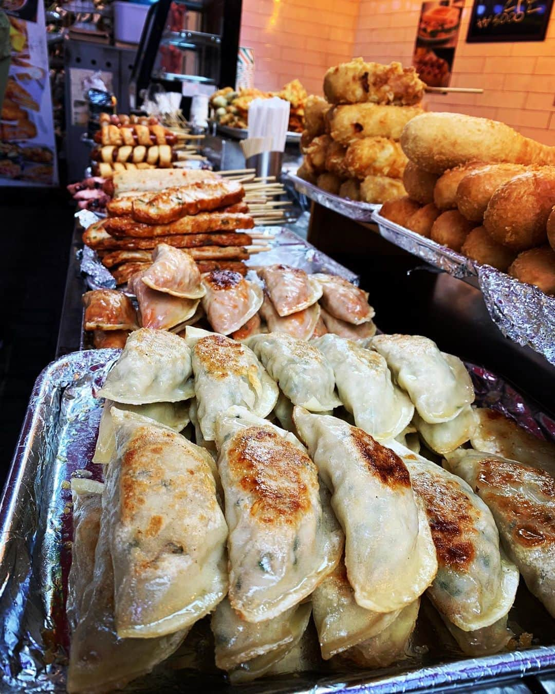 本多葵のインスタグラム：「韓国での食べ歩きー❤️🇰🇷 この餃子がとにかく美味しくて美味しくて🥟🤤 とっても大きいのに一個100円！ 幸せだったー😊❤️ ＊ ＊ ＊ ＊ #여행#여행스타그램#여행스냅#여행준비#여행기록#여행일기#여행중독#혼여#힐링여행#여행지추천#일본여행#サロンモデル#サロモ#撮影#作品撮り#撮影会#ヘアアレンジ #ヘアメイク#ヘアスタイル#ヘアセット#makeup#make#メイク#メイクアップ#美容」