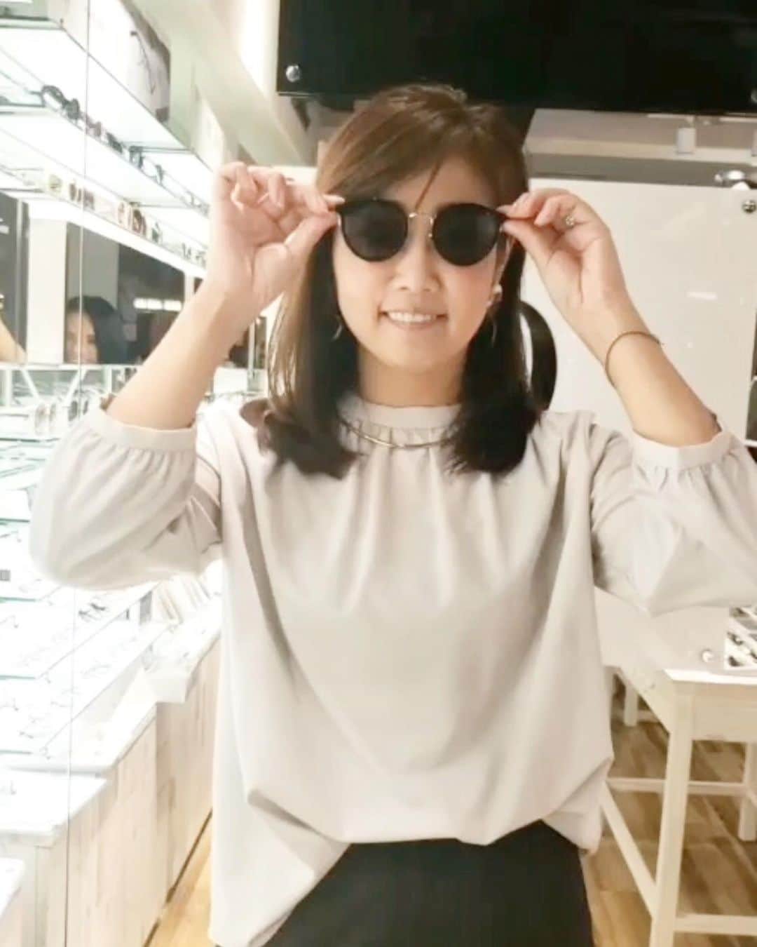 吉永愛さんのインスタグラム写真 - (吉永愛Instagram)「アラフォーになって…メガネをファッションに取り入れるようになりましたが、きっかけは若く見えるよね！って言われたから(単純)😂 でも、すっかり、メガネ女子です✨今回もON/OFFに使えるものを探しに有楽町マルイの8階にあります、OWNDAYSさんへ @owndays_jp  サービス、アフターケアもしっかりしていて…なんと言ってもお安くてオサレ✨ 悩みに悩んで… ビンクゴールドとブロンズのメガネとブラックにさりげなくゴールドが入ったキレイめサングラスをセレクトしました❤ #オンデーズ  #owndays #メガネ #サングラス #メガネ女子 #アラフォー #ママモデル #ファッション #オシャレさんと繋がりたい  #有楽町 #マルイ #collection」10月8日 7時29分 - a.i.yy