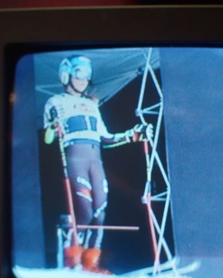 ミカエラ・シフリンのインスタグラム：「T-19 days until the @fisalpine World Cup kickoff. 👏👏 I see the finish line. What do you see? 👀 #OneObsession #OakleyPrizm #ad」
