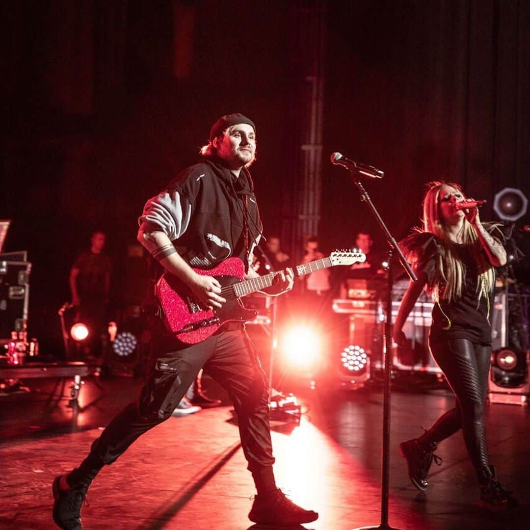 アヴリル・ラヴィーンさんのインスタグラム写真 - (アヴリル・ラヴィーンInstagram)「Always so great to see the @5sos boys! 🎸 @michaelclifford rocking with me to Sk8er Boi last night ! 🔥」10月8日 7時38分 - avrillavigne