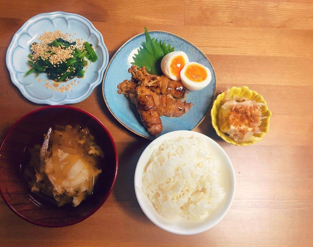 ちゃんまいさんのインスタグラム写真 - (ちゃんまいInstagram)「・ 朝早起きしてガッツリ食べると脳が働く気がしていいよね！！！！お腹いっぱいになって2分くらいって言いながら15分くらい二度寝するのも乙だよね！ ・ ちゃんまいがクルクル巻いた肉巻 ちゃんまいがゆっくり落した卵入り男根の…あ、大根のお味噌汁 適当にゆでたら運良く半熟になった卵（賞味期限ギリギリだったから卵祭り） ちゃんまいが鰹節ぶっかけた冷奴 ちょっとずつかけようとしたらドバッと出ちゃったけど健康にいいからいいよね！ちゃんまいがゴマをぶっかけたほうれん草のお浸し ・ #ベッドイン #japanese #sexy #idol  #胃袋と玉袋をつかむ #垢抜けない #ちゃんまいめし #こだわりなし #普通ご飯 #ふつう #notフォトジェニック #料理JAWSは床JAWS」10月8日 13時25分 - dakko_shite_cho3