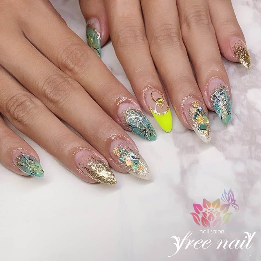 free nail フリーネイルのインスタグラム：「. お客様ネイル💅🏻🍁✨ . ギラギラロングネイル🌞✨ . ゴージャス👑✨ . ご来店ありがとうございました🙇🏻‍♀️🙇🏻‍♀️🙇🏻‍♀️💗 . #ネイル #フリーネイル #ネイルアート #ジェルネイル #ネイルサロン #大阪ネイルサロン #ネイルデザイン #ネイルチェンジ #大理石ネイル #ラメグラ #シェルネイル #ネオンネイル #ギラギラネイル #グリッターネイル #デザインネイル #トレンドネイル #ロングネイル #秋ネイル #美甲 #日式美甲 #日式美甲胶  #日本美甲师 #日本美甲老师  #美甲上课 #日本胶 #autumnnails #nailsart #nailsdid #newnails #freenail」