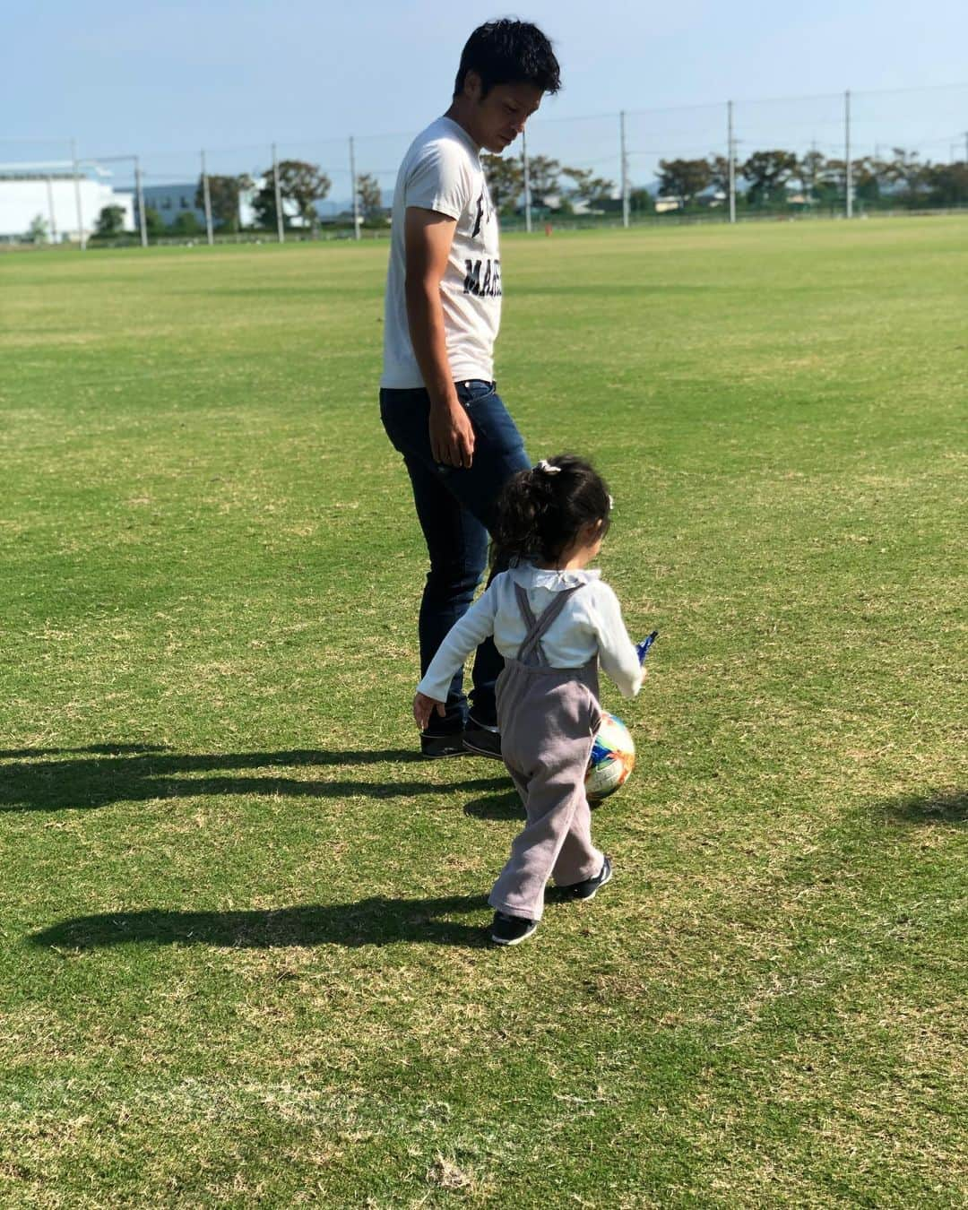 濱田水輝さんのインスタグラム写真 - (濱田水輝Instagram)「オフの日は  朝から政田で娘とサッカーして、  赤磐市にある #ドイツの森 にいってきました！  乳搾りしたり、芝ソリで滑ったり、いろんな動物にご飯を食べさせたい娘に振り回されたり、、、家族との時間は僕のパワーの源です😊  #dayoff #リフレッシュ #ドイツの森」10月8日 13時23分 - mizuki__hamada