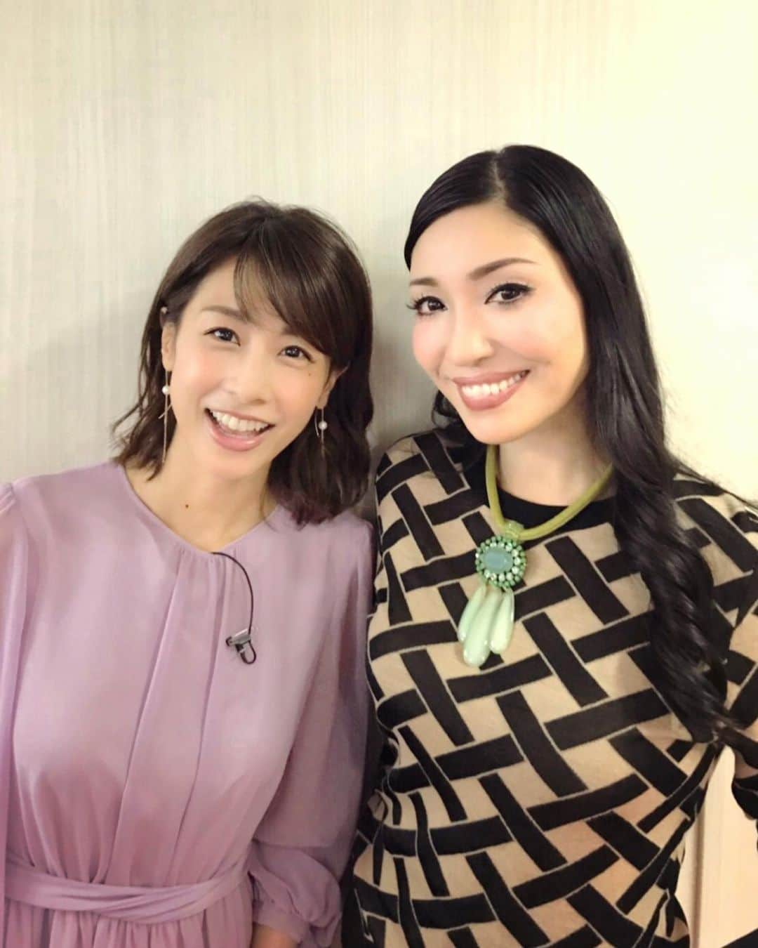 のインスタグラム：「顔が小さい！ステキな笑顔の加藤綾子ちゃん❤️、いつも明るく爽やかな朝日奈央ちゃんとご一緒しましたよ✨ シックなブラック&ベージュにグリーンの小物を差した三色コーデで✨ 。 #小物の色が私は思いつかないコーデはさすがスタイリストさん❣️ #にしても綾子ちゃんはとっても顔が小さいよ〜✨ #朝日奈央ちゃんが本名と知り朝日っぽいおめでたい感じがしっくり来て可愛い😍❣️ #事実は小説よ奇なりな出来事が世界中にあることを知った番組！ セーター、スカート  #escada 靴  #sergiorossi  アクセ  #grosse」
