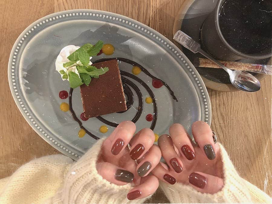 藤川沙弥のインスタグラム：「ꫛꫀꪝ⌖﻿ ﻿ あずき色、ボルドー、茶色と﻿ 秋色を詰め込んだシンプルなnailに﻿🍂﻿ ざっくりニットに合わせると可愛い🧶🍫 ﻿ 相談しながら作ってもらった﻿ 色味がお気に入り⸝⸝⸝⸝⸝⸝﻿ ﻿ 神戸のサロン or 大阪のプライベートサロンで﻿ ネイル予約できるみたいです💛﻿ 大阪のサロンはDM✉︎で予約してみてね𓂃♥﻿ ﻿ ﻿ ﻿ ﻿ ﻿ ﻿」