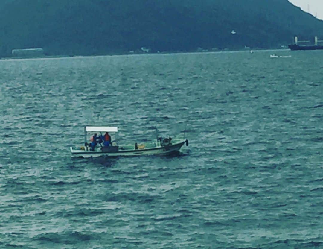 松宮宏さんのインスタグラム写真 - (松宮宏Instagram)「曇り空。漁船も僕も働く。」10月8日 8時19分 - hmatsumiya