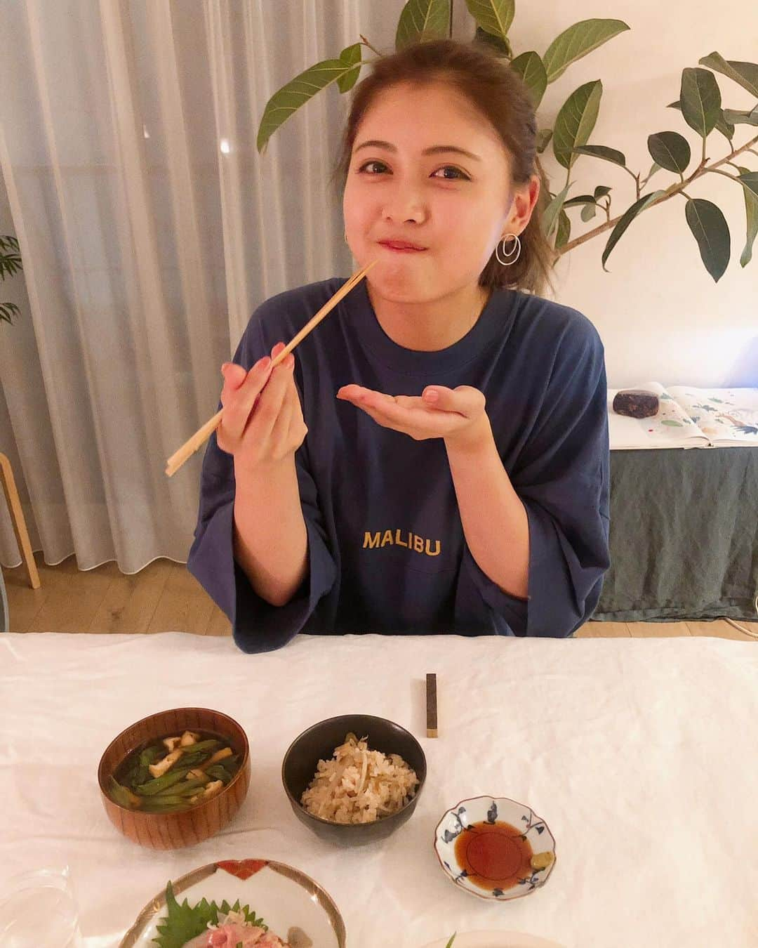 松元絵里花さんのインスタグラム写真 - (松元絵里花Instagram)「* 急遽で夜の料理教室🍴❤️ カワハギを捌けるように なりました🐟！ 👩🏻‍🍳先生 @iguchi_min  #自炊#献立#料理#料理動画#食卓#簡単料理#豊かな食卓#家庭料理#豆腐#和食#おうちごはん#ほっこりごはん#ひとりごはん#ヘルシー料理#ソイフードマイスター#松元絵里花#ちゃんまつ食堂」10月8日 8時14分 - matsumoto_erika