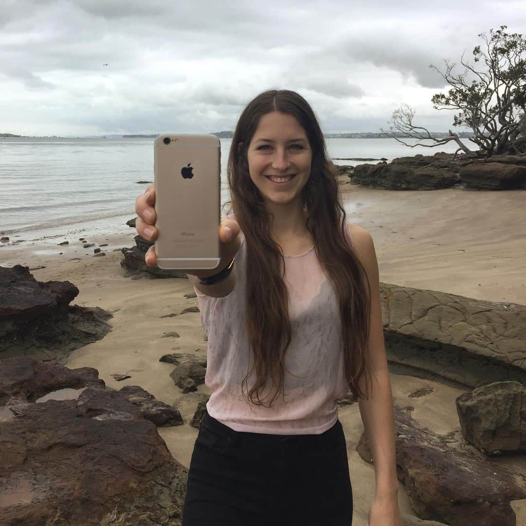 エリザ・マッカートニーさんのインスタグラム写真 - (エリザ・マッカートニーInstagram)「This little phone here is about to be recycled with @remobile.nz which helps @sustainablecoastlines protect our moana 🌊 If you take a #cellfie with the phone you will recycle, like I have, then you’ll be in the draw to win one of three Samsung Galaxy S10 phones! I will be picking one of the winners so get creative. Link in bio for the details of the competition #recyclewithremobile #sustainablecoastlines」10月8日 8時21分 - eliza_mac_