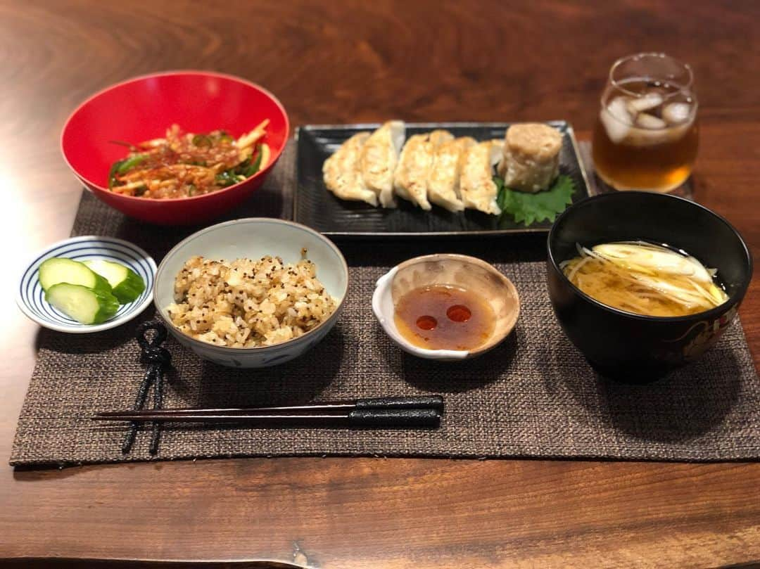 月央和沙さんのインスタグラム写真 - (月央和沙Instagram)「うちの晩ごはん  #餃子とシュウマイは #551に甘えました #それに合わせて #青椒肉絲 #冷凍ご飯で #ガーリックライス #赤の素敵な器は #おかんからの贈り物」10月8日 8時23分 - kazusa_tsukio