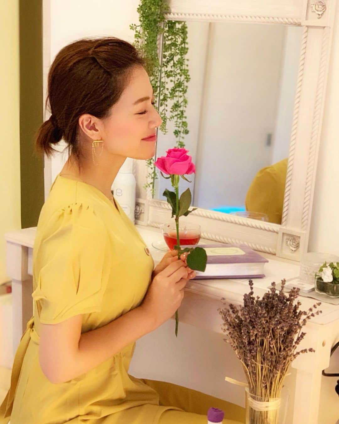 石井里奈さんのインスタグラム写真 - (石井里奈Instagram)「おはよん😊❤️ . 今朝の写真は、綺麗な薔薇を頂いたので、薔薇とバチェラー風ショット📸笑 お肌がもちもちになったので、久々におでこを出してみました😛へへ . というのも週末は久々にフェイシャルエステを受けに代官山にあるBOUQUET ブーケにいってきたよ💕✨ . 日本に数台しかないイタリア製のウォーターベットでクロモテラピーのカラー中で贅沢に💆‍♀️💕私は癒しの空色をチョイスしました😘 ウォーターベッドも暖かい海の中でぷかぷか浮かんだような包まれたような感じで気持ちよくて😋💕 . PLOSION 炭酸フェイシャル小顔コースを受けたんだけど、顔はもちろんデコルテまでしっかりケアしてくれて、気持ち良さに開始早々寝てしまいました笑 . 施術後は顔がすっきり！むくみ撃退されてて炭酸ミストやパックなど保湿もしっかりしてもらったのでもちもち肌に大変身🥺🥺✨（で、嬉しくておでこ出し笑） . 店内もすごく可愛くてまるで気分はお姫様気分😋💕笑 . 何より施術したくださったオーナーの @yuriko_esthe さんが本当に素敵な女性で、エステはもちろん、他にもいろいろ美容や食に関する色んな資格を持たれてて、ファスティングや食べ物など本当勉強になりました🥺✨✨ （すぐアマランサス買った笑） . 今朝も朝から撮影でしたが元気よく出勤してます😛今日も一日頑張りましょう💕✨ . #代官山エステ #目黒エステ #代官山サロン #中目黒サロン #小顔フェイシャル #BOUQUET #ブーケ #pr #コラボベース #代官山 #ウォーターベッド #waterbed #小顔 #フェイシャルエステ #facial #rose #薔薇 #ベル #belle #beautyandthebeast #美女と野獣 #dハロ #ファスティング #食事療法 #バチェラー #バチェラージャパン #bachelor #スーパーフード」10月8日 8時36分 - ri7tin1025