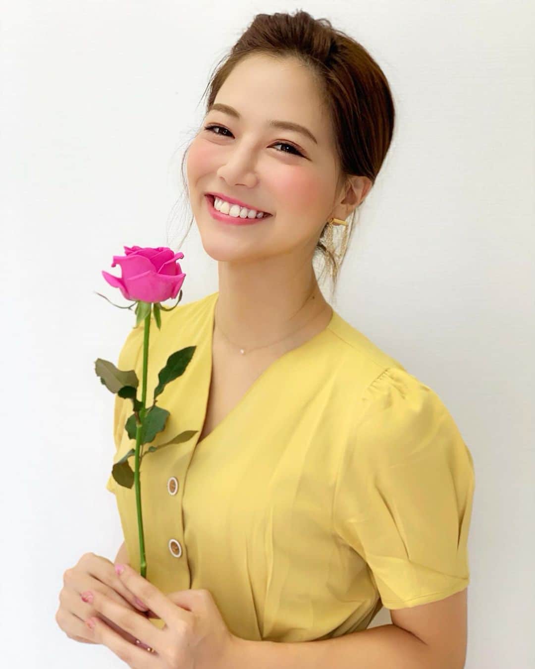 石井里奈さんのインスタグラム写真 - (石井里奈Instagram)「おはよん😊❤️ . 今朝の写真は、綺麗な薔薇を頂いたので、薔薇とバチェラー風ショット📸笑 お肌がもちもちになったので、久々におでこを出してみました😛へへ . というのも週末は久々にフェイシャルエステを受けに代官山にあるBOUQUET ブーケにいってきたよ💕✨ . 日本に数台しかないイタリア製のウォーターベットでクロモテラピーのカラー中で贅沢に💆‍♀️💕私は癒しの空色をチョイスしました😘 ウォーターベッドも暖かい海の中でぷかぷか浮かんだような包まれたような感じで気持ちよくて😋💕 . PLOSION 炭酸フェイシャル小顔コースを受けたんだけど、顔はもちろんデコルテまでしっかりケアしてくれて、気持ち良さに開始早々寝てしまいました笑 . 施術後は顔がすっきり！むくみ撃退されてて炭酸ミストやパックなど保湿もしっかりしてもらったのでもちもち肌に大変身🥺🥺✨（で、嬉しくておでこ出し笑） . 店内もすごく可愛くてまるで気分はお姫様気分😋💕笑 . 何より施術したくださったオーナーの @yuriko_esthe さんが本当に素敵な女性で、エステはもちろん、他にもいろいろ美容や食に関する色んな資格を持たれてて、ファスティングや食べ物など本当勉強になりました🥺✨✨ （すぐアマランサス買った笑） . 今朝も朝から撮影でしたが元気よく出勤してます😛今日も一日頑張りましょう💕✨ . #代官山エステ #目黒エステ #代官山サロン #中目黒サロン #小顔フェイシャル #BOUQUET #ブーケ #pr #コラボベース #代官山 #ウォーターベッド #waterbed #小顔 #フェイシャルエステ #facial #rose #薔薇 #ベル #belle #beautyandthebeast #美女と野獣 #dハロ #ファスティング #食事療法 #バチェラー #バチェラージャパン #bachelor #スーパーフード」10月8日 8時36分 - ri7tin1025