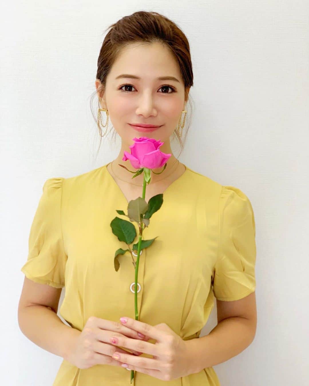 石井里奈さんのインスタグラム写真 - (石井里奈Instagram)「おはよん😊❤️ . 今朝の写真は、綺麗な薔薇を頂いたので、薔薇とバチェラー風ショット📸笑 お肌がもちもちになったので、久々におでこを出してみました😛へへ . というのも週末は久々にフェイシャルエステを受けに代官山にあるBOUQUET ブーケにいってきたよ💕✨ . 日本に数台しかないイタリア製のウォーターベットでクロモテラピーのカラー中で贅沢に💆‍♀️💕私は癒しの空色をチョイスしました😘 ウォーターベッドも暖かい海の中でぷかぷか浮かんだような包まれたような感じで気持ちよくて😋💕 . PLOSION 炭酸フェイシャル小顔コースを受けたんだけど、顔はもちろんデコルテまでしっかりケアしてくれて、気持ち良さに開始早々寝てしまいました笑 . 施術後は顔がすっきり！むくみ撃退されてて炭酸ミストやパックなど保湿もしっかりしてもらったのでもちもち肌に大変身🥺🥺✨（で、嬉しくておでこ出し笑） . 店内もすごく可愛くてまるで気分はお姫様気分😋💕笑 . 何より施術したくださったオーナーの @yuriko_esthe さんが本当に素敵な女性で、エステはもちろん、他にもいろいろ美容や食に関する色んな資格を持たれてて、ファスティングや食べ物など本当勉強になりました🥺✨✨ （すぐアマランサス買った笑） . 今朝も朝から撮影でしたが元気よく出勤してます😛今日も一日頑張りましょう💕✨ . #代官山エステ #目黒エステ #代官山サロン #中目黒サロン #小顔フェイシャル #BOUQUET #ブーケ #pr #コラボベース #代官山 #ウォーターベッド #waterbed #小顔 #フェイシャルエステ #facial #rose #薔薇 #ベル #belle #beautyandthebeast #美女と野獣 #dハロ #ファスティング #食事療法 #バチェラー #バチェラージャパン #bachelor #スーパーフード」10月8日 8時36分 - ri7tin1025