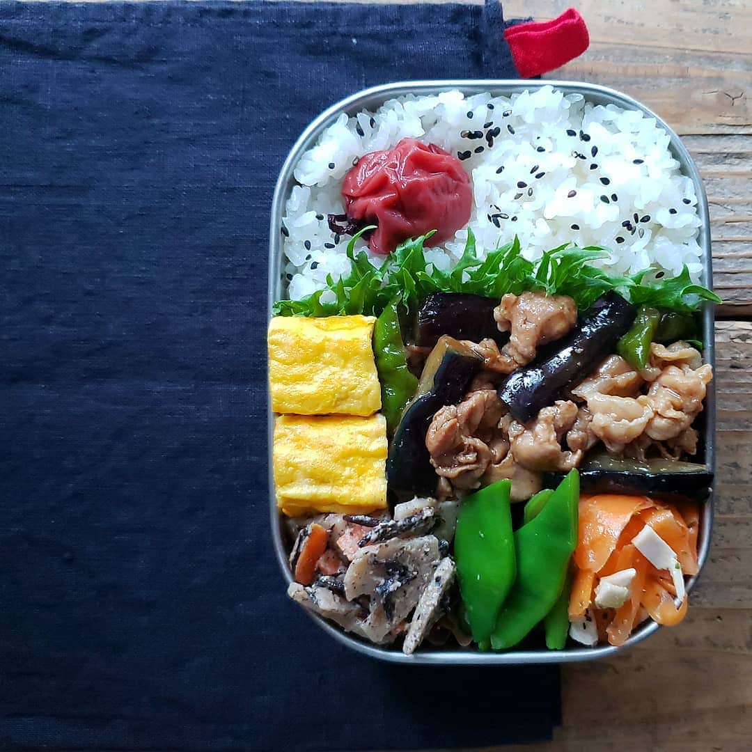 tamiさんのインスタグラム写真 - (tamiInstagram)「* 豚と茄子の生姜焼き弁当。 * 蓮根とひじきのサラダ、モロッコいんげんのお浸し、人参とハムのマリネ。 * がんばれ火曜日～！ #tami弁  #お弁当#bento#lunchbox #工房アイザワ#旦那弁当#作り置き #常備菜#ごはん#食事#暮らし#日々」10月8日 8時36分 - tami_73