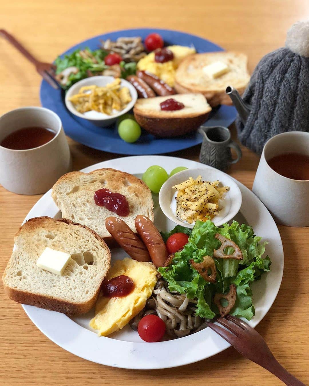 みかさんのインスタグラム写真 - (みかInstagram)「2019.10.8  おはようございます  今日のあさごはんは * ・トースト ・オムレツ ・きのこマリネ ・素揚げれんこんのせサラダ ・ウインナー ・柿のアールグレイマリネ ・ぶどう * 今朝はパンデフィロゾフさんの ASAMAを軽くトースト。 我らが群馬県産の小麦を使った パンとのこと。 ほかにはない食感にびっくり✨ ほのかに甘くてさっくり、 うん、美味しい😋 *  朝ラン記録🏃‍♀️ 8.61km46.50min 昨夜美容院に行ってきたので 頭軽く、軽快〜😂 （毛量半端なく、髪の毛全部前にやると 前が全く見えない上、 光も通さない😂） *  今日もがんばろう〜 *  #あさごはん#朝ごはん#朝ごパン#ワンプレート#トースト#パンデフィロゾフ#サラダ#オムレツ#朝食#うつわ#器好き#イイホシユミコ#breakfast#morning#cooking#toast#igersjp#locari#yutakana_syokutaku#フーディーテーブル#おうちごはん#おうちごはん記録#おうちごはんlover#朝時間#朝美人アンバサダー#朝活#朝ラン#朝ラン記録#ランニング女子」10月8日 8時29分 - mikasko