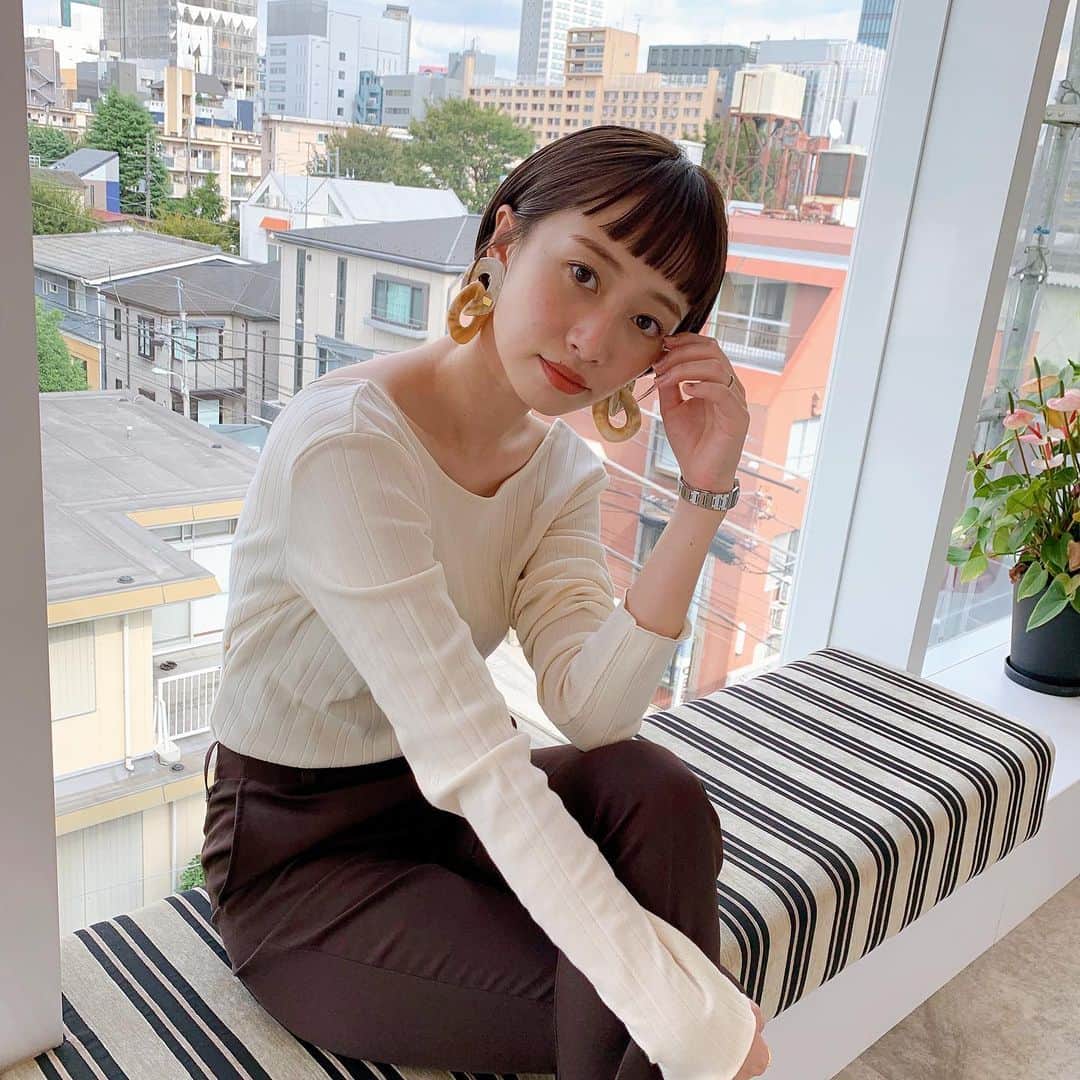 小松美緒のインスタグラム：「@yoshinariyuri  new hair✨✨ やっぱり短い前髪が本当に可愛い。  ショートでこんなに短い前髪が似合うなんて、、、さすがの彼女♡  いつもありがとう😭」