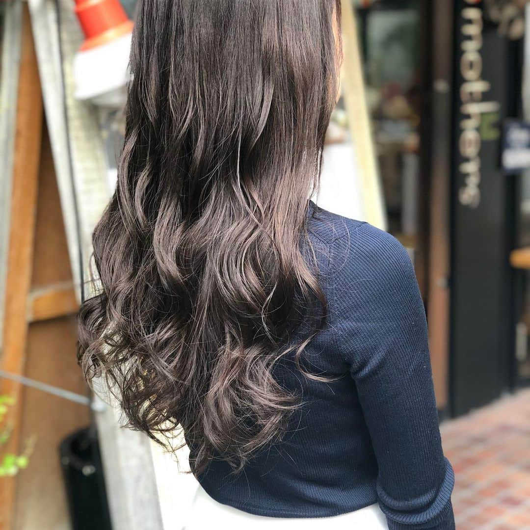 【北堀江・美容室 peaks hair】のインスタグラム：「マロンベージュ✨✨ 秋色カラーです！マロンをイメージしました🌰🌰🌰 スタイリスト  堀口  #peakshair #ピークスヘアー#堀江#北堀江#美容室##Instahair#hairstyle#Instafashion#イルミナカラー#小顔#美意識#おしゃれな人と繋がりたい#おしゃれ#お洒落#ヘアアレンジ#ヘアスタイル」