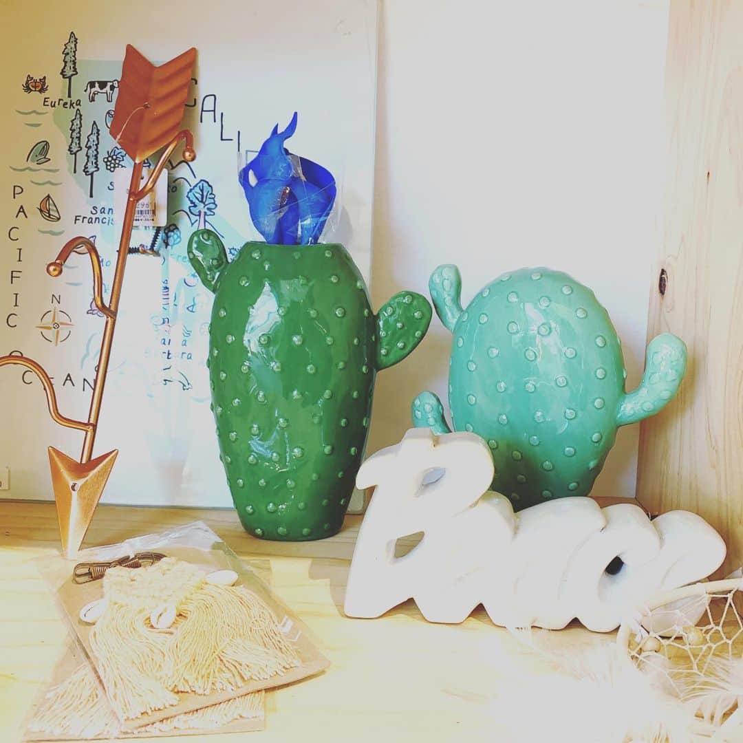 eight o eight のインスタグラム：「🏜 . . サボテン フラワーべース . 壁掛けできる 優れもの . . . #beach #sea #beachhouse #beachstyle #beachgirl #california #aloha#hawaii#アロハ #ビーチ雑貨 #ビーチハウス #ビーチスタイル #ビーチライフ #ハワイ#ハワイアン #ハワイ雑貨 #ビーチ雑貨 #カリフォルニア雑貨 #カリフォルニアライフ#カリフォルニアスタイル#サボテン#フラワーベース」
