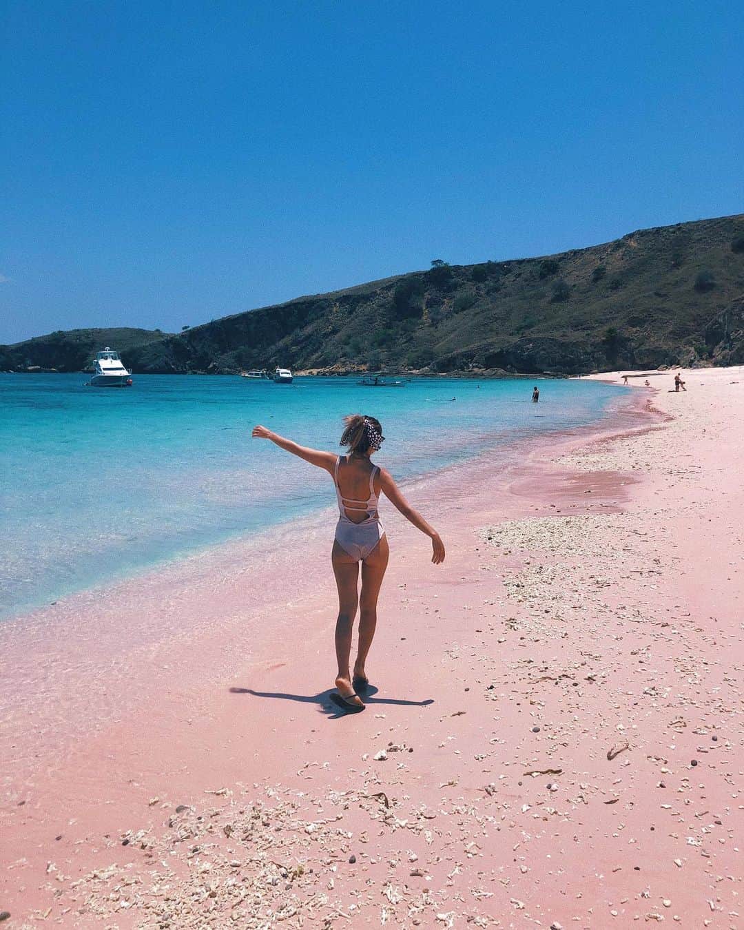 鈴木あやさんのインスタグラム写真 - (鈴木あやInstagram)「可愛すぎるピンクビーチの写真もう一枚載せちゃう🤣💖笑  人少ないしどこまでも続くピンクの砂浜に夢中でルンルンしすぎて結婚式近いのに肌が焼けるのを忘れて夢中になってしまいました🤪がびーん  #AYANAkomodo #AYANAInstaMeet #LabuanBajo #komodo #pinkbeachkomodo #pinkbeach #コモド島 #ピンクビーチ #🏝」10月8日 9時06分 - techitechiaya