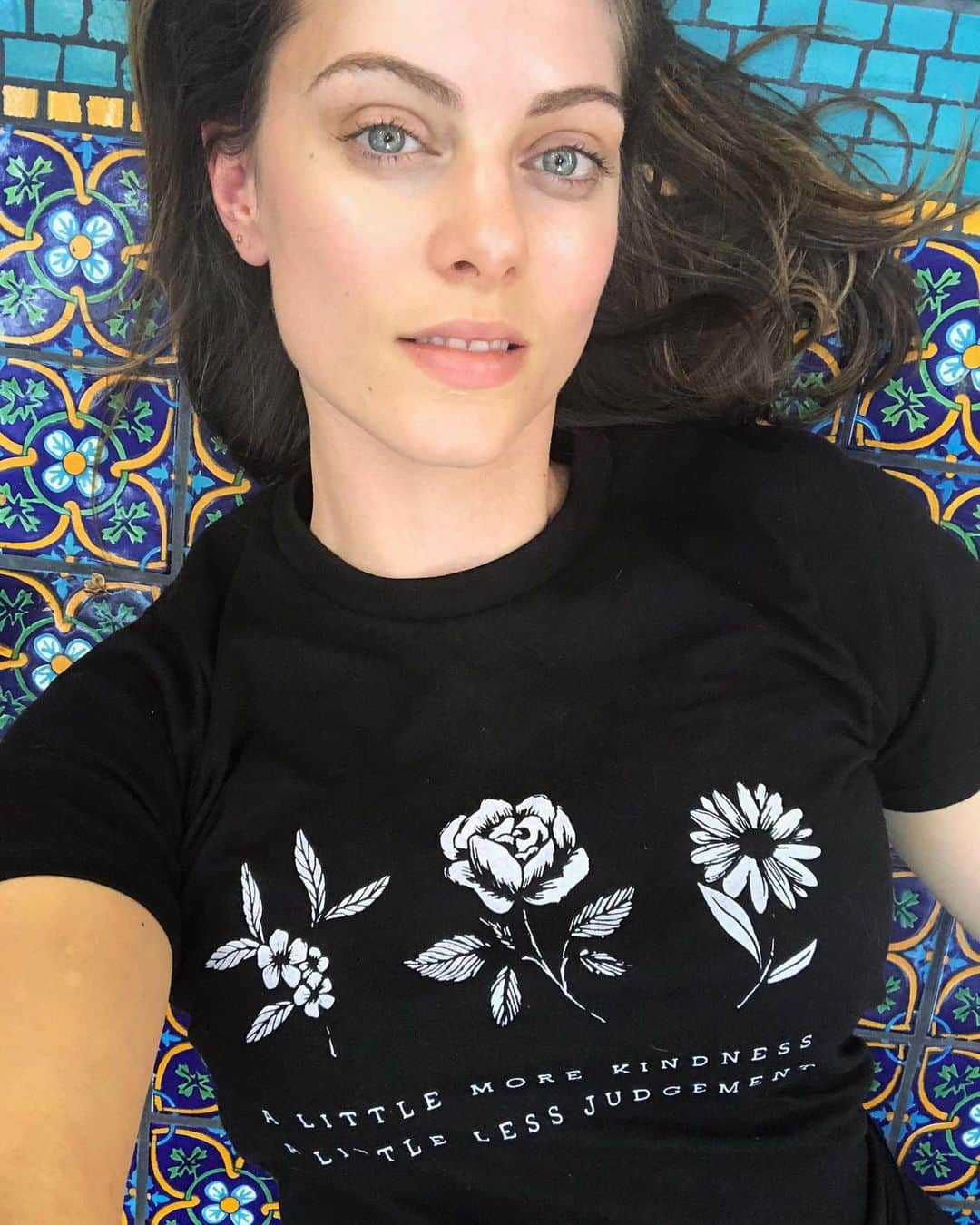 ジュリア・ボスさんのインスタグラム写真 - (ジュリア・ボスInstagram)「Going into the week with a little more kindness and a little less judgment ❤️ shirt by @wholesomeculture. Get yours by using the promo link in my bio #morekindness #lessjudgement #wholesomeculture #wrapcertified #organicclothing #ad」10月8日 9時21分 - juliavoth