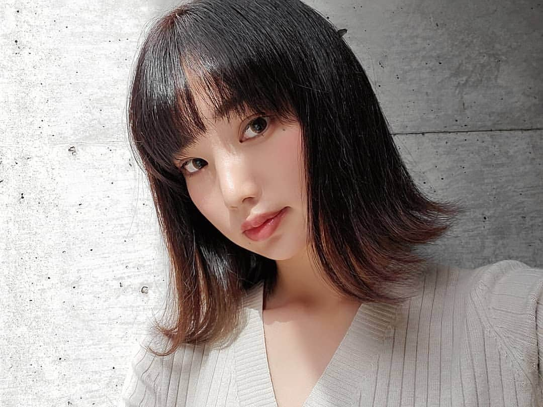 保坂玲奈さんのインスタグラム写真 - (保坂玲奈Instagram)「H  A  I  R ‪‪❤︎‬ . ラベンダー系こっくりカラーで 秋らしくて透け感のある髪色😇 . 表参道SHEAの高遠さんに担当してもらったよ︎☺︎ . いつも自分で失敗する 前髪も切ってもらって、 全国でまだ100サロンしか 取り扱いができない "ハイパートキオ トリートメント"で とぅるとぅるにしてもらった✨ . . 私のインスタをみて来たと伝えると 初回20%OFFになるので使ってね☺️ . . . #SHEA #こっくりカラー #こっくりラベンダー #ヴィクトリアトリートメント #超音波トリートメント」10月8日 9時13分 - __renao_0707