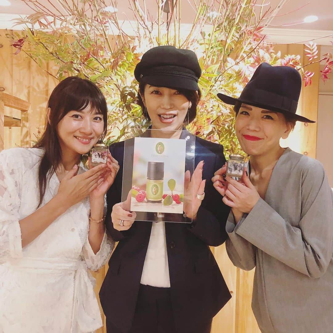 藤崎奈々子さんのインスタグラム写真 - (藤崎奈々子Instagram)「Drawing Numbers 2019 AW コレクション&パーティーのワークショップ無事終了〜 ・ @junkcam さんや、PRの初瀬さんに沢山手助けをしてもらってとっても楽しくワークショップできました。 お二人とも本当にありがとうございました❣️ ・ そして、精油のご協力を頂いた プリマヴェーラ さん 上質な精油をありがとうございました❣️ ・ またこういうイベントに呼んで頂ける様に頑張ろう🍀 ・ #ドローイングナンバーズ #ワークショップ #アロマ #プリマヴェーラ  #オーガニック #バスソルト #ハーブ #ありがとうございました🙏」10月8日 9時30分 - nanakofujisaki