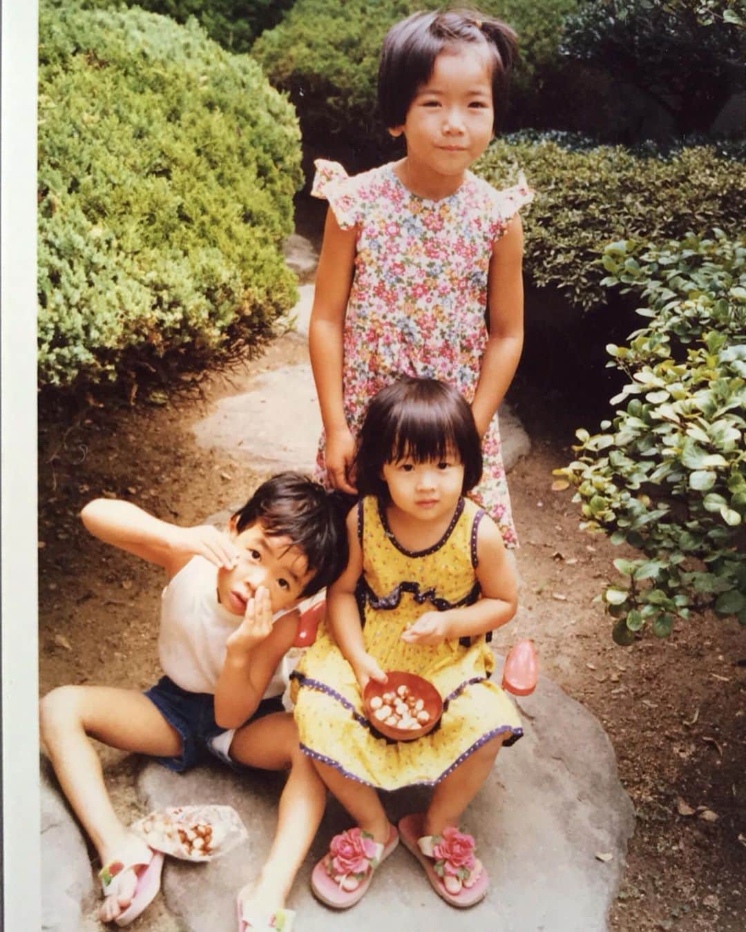 海保知里さんのインスタグラム写真 - (海保知里Instagram)「3、4歳の頃の香川の祖父母宅での写真を発見。福岡にいる従姉弟と私。  日曜には、写真の5歳上の従姉と久しぶりに会えました💕福岡に遊びに行きたいなぁ😊  #海保知里」10月8日 9時31分 - chisato_kaiho