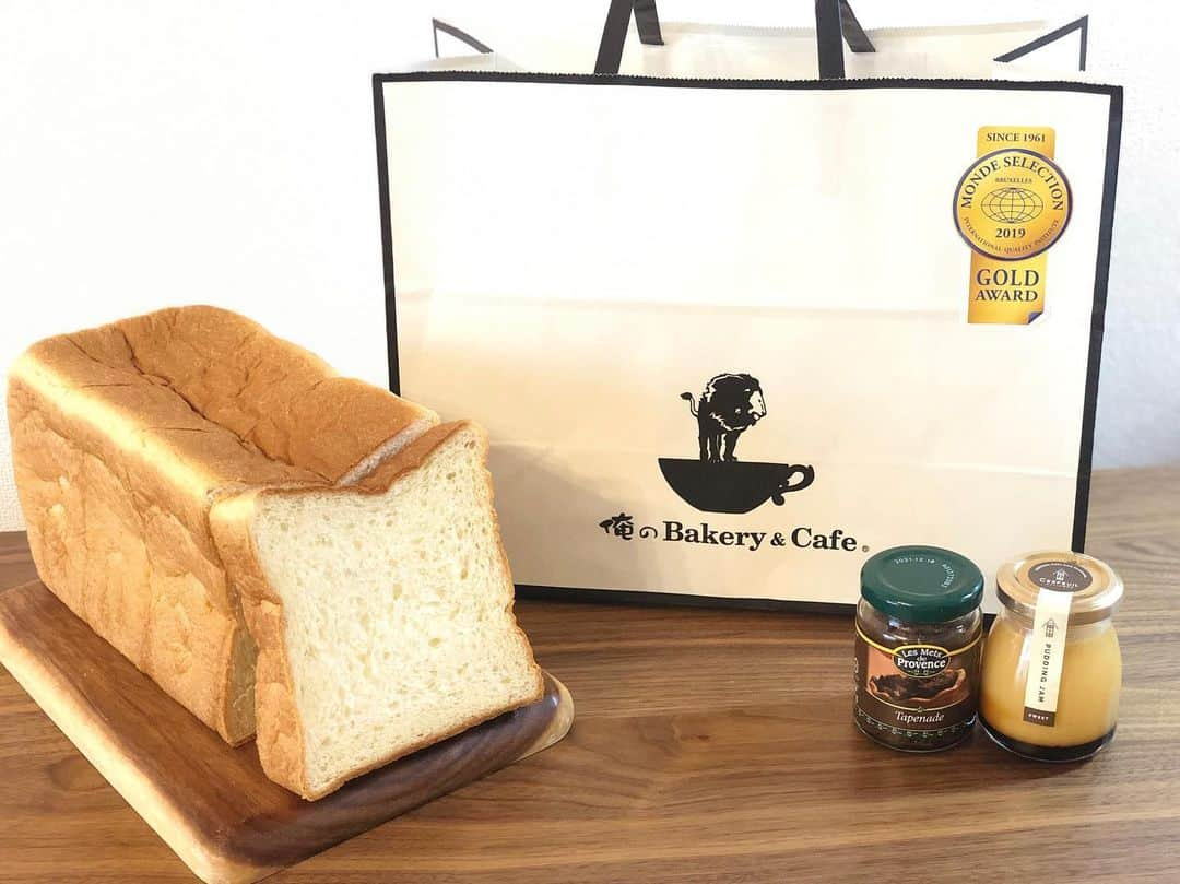 真飛聖さんのインスタグラム写真 - (真飛聖Instagram)「『俺のBakery &Cafe』の食パン🍞  いつも ラジオでお世話になっている 御二方に 誕生日プレゼント いただきました〜🎁 プリンジャムと オリーブペーストも一緒に☺︎ 私の Instagramを いつも見てくれていて 『今年はこれでしょ〜🍞』と。 その 想いが とっても嬉しかったです✨ こちらの食パンは 甘さは控えめで 外はカリッと 中はモチっとで これまた 美味しかったです〜☺︎ ありがとうございました♡  #俺のベーカリー#食パン #ラジオ#WordsofWisdom」10月8日 9時34分 - sei_matobu