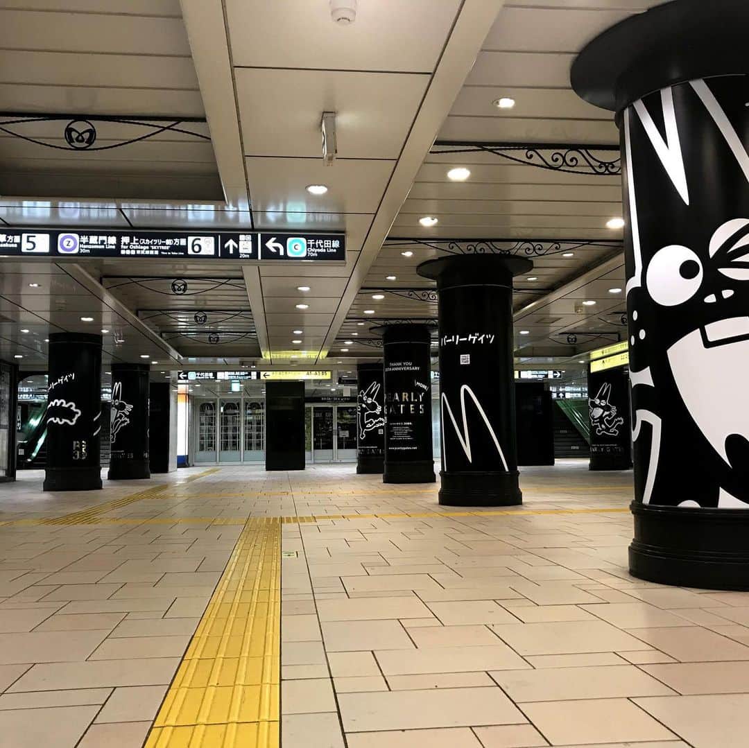 パーリーゲイツさんのインスタグラム写真 - (パーリーゲイツInstagram)「PEARLY GATESが、赤塚不二夫の人気キャラクター「ニャロメ」とのコラボアイテムの発売を記念して10月7日～16日までの1週間、東京メトロ表参道駅構内にて、「ニャロメ x パーリーゲイツ 」の広告ジャックを実施中！！ 柱には様々な表情をしたニャロメが登場！  ぜひご覧ください！ ※広告をご覧いただく際には、他の駅利用者の通行や電車の運行の妨げにならないようご配慮いただき、安全確保のうえ、お楽しみください。 ※駅、及び駅員へのお問い合わせはご遠慮ください。  更に、表参道ヒルズ Rスタジオで期間限定ショップをオープン！ ニャロメのコラボアイテムを手に入れよう！  #pearlygates #パーリーゲイツ #ニャロメ #ニャロメに会いに来た #もーれつア太郎 #表参道駅 #30th #golf #ゴルフ」10月8日 9時35分 - pearlygates_official