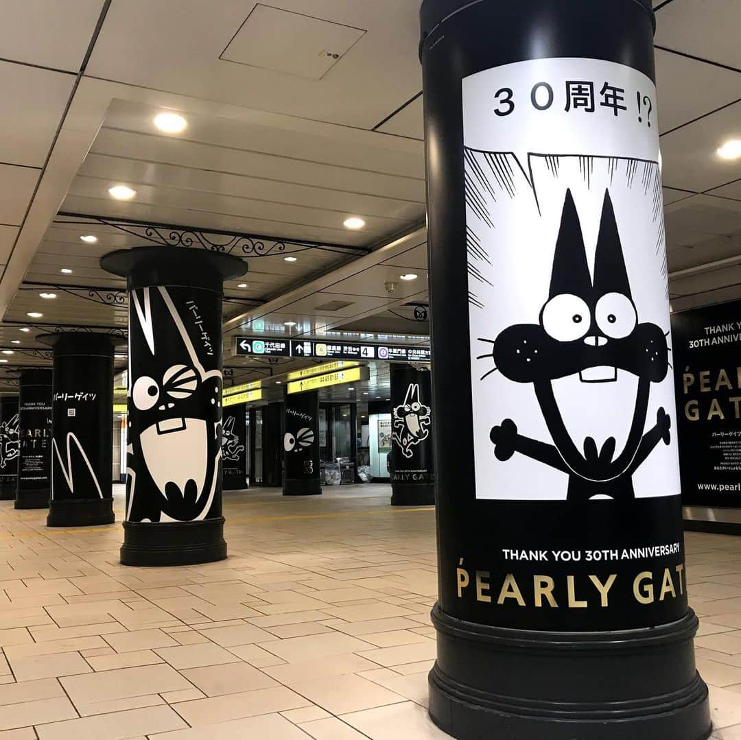 パーリーゲイツさんのインスタグラム写真 - (パーリーゲイツInstagram)「PEARLY GATESが、赤塚不二夫の人気キャラクター「ニャロメ」とのコラボアイテムの発売を記念して10月7日～16日までの1週間、東京メトロ表参道駅構内にて、「ニャロメ x パーリーゲイツ 」の広告ジャックを実施中！！ 柱には様々な表情をしたニャロメが登場！  ぜひご覧ください！ ※広告をご覧いただく際には、他の駅利用者の通行や電車の運行の妨げにならないようご配慮いただき、安全確保のうえ、お楽しみください。 ※駅、及び駅員へのお問い合わせはご遠慮ください。  更に、表参道ヒルズ Rスタジオで期間限定ショップをオープン！ ニャロメのコラボアイテムを手に入れよう！  #pearlygates #パーリーゲイツ #ニャロメ #ニャロメに会いに来た #もーれつア太郎 #表参道駅 #30th #golf #ゴルフ」10月8日 9時35分 - pearlygates_official