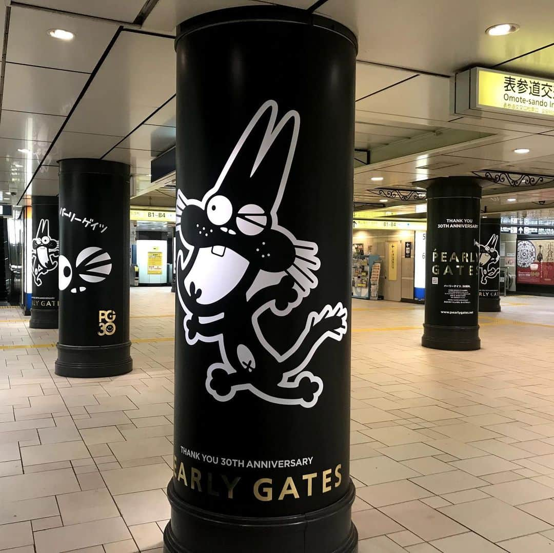 パーリーゲイツさんのインスタグラム写真 - (パーリーゲイツInstagram)「PEARLY GATESが、赤塚不二夫の人気キャラクター「ニャロメ」とのコラボアイテムの発売を記念して10月7日～16日までの1週間、東京メトロ表参道駅構内にて、「ニャロメ x パーリーゲイツ 」の広告ジャックを実施中！！ 柱には様々な表情をしたニャロメが登場！  ぜひご覧ください！ ※広告をご覧いただく際には、他の駅利用者の通行や電車の運行の妨げにならないようご配慮いただき、安全確保のうえ、お楽しみください。 ※駅、及び駅員へのお問い合わせはご遠慮ください。  更に、表参道ヒルズ Rスタジオで期間限定ショップをオープン！ ニャロメのコラボアイテムを手に入れよう！  #pearlygates #パーリーゲイツ #ニャロメ #ニャロメに会いに来た #もーれつア太郎 #表参道駅 #30th #golf #ゴルフ」10月8日 9時35分 - pearlygates_official