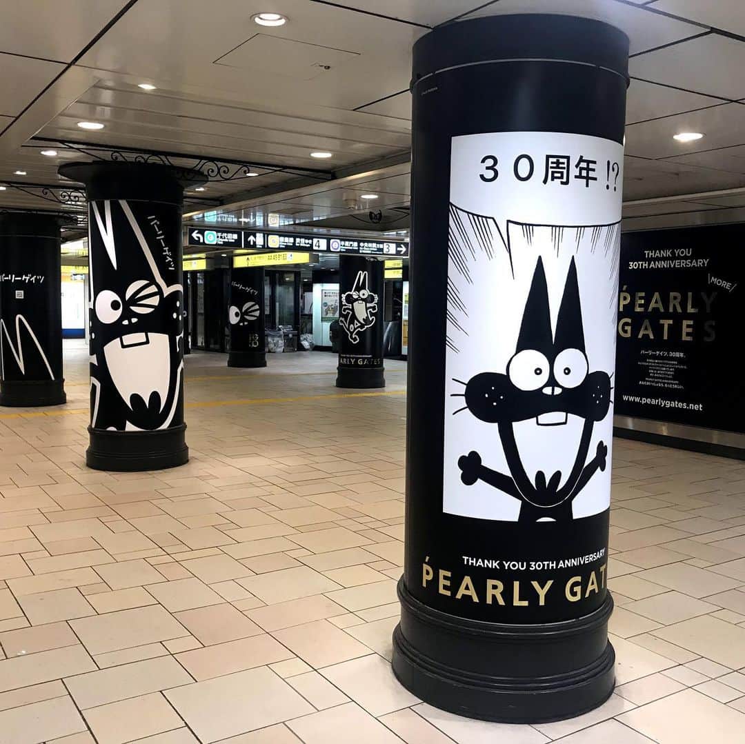パーリーゲイツさんのインスタグラム写真 - (パーリーゲイツInstagram)「PEARLY GATESが、赤塚不二夫の人気キャラクター「ニャロメ」とのコラボアイテムの発売を記念して10月7日～16日までの1週間、東京メトロ表参道駅構内にて、「ニャロメ x パーリーゲイツ 」の広告ジャックを実施中！！ 柱には様々な表情をしたニャロメが登場！  ぜひご覧ください！ ※広告をご覧いただく際には、他の駅利用者の通行や電車の運行の妨げにならないようご配慮いただき、安全確保のうえ、お楽しみください。 ※駅、及び駅員へのお問い合わせはご遠慮ください。  更に、表参道ヒルズ Rスタジオで期間限定ショップをオープン！ ニャロメのコラボアイテムを手に入れよう！  #pearlygates #パーリーゲイツ #ニャロメ #ニャロメに会いに来た #もーれつア太郎 #表参道駅 #30th #golf #ゴルフ」10月8日 9時35分 - pearlygates_official