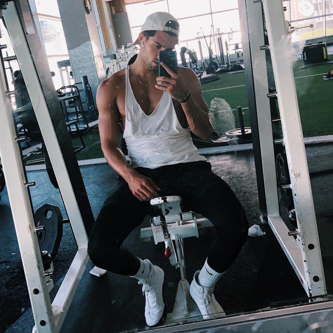 Steven Kellyのインスタグラム：「Monday mood 💫 have a killer week everyone!」