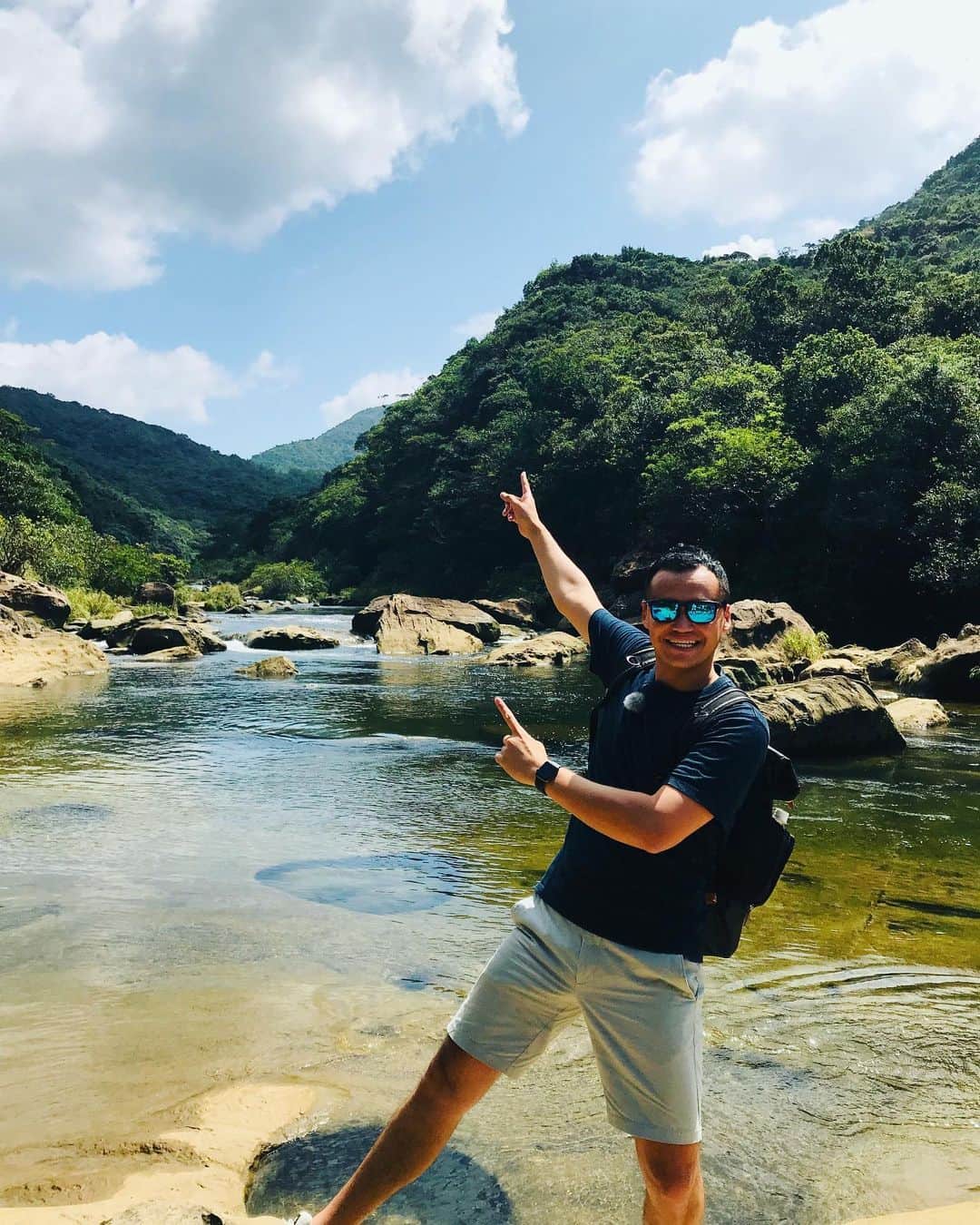三好ジェームスのインスタグラム：「島のほとんどが国立公園の西表島で、トレッキング！  大自然の中を歩くこと1時間！ マリユドゥの滝に到着！  この日も気温30度を超えていましたが、滝の周辺は冷んやり😊  こんなに美味しい空気を吸ったのは久しぶりでした！  この日の宿は、星野リゾート西表島ホテル！  島の食材を使った食事はもちろん、お部屋もゆったりした空間でおススメ。  夜は、月に照らされながら波の音をBGMに泡盛でありっ乾杯🍻  #西表島#星野リゾート西表島ホテル#浦内川観光遊覧船#トレッキング#マリユドゥの滝 #滝#自然#八重山諸島#世界自然遺産登録へ#夕日#波の音」