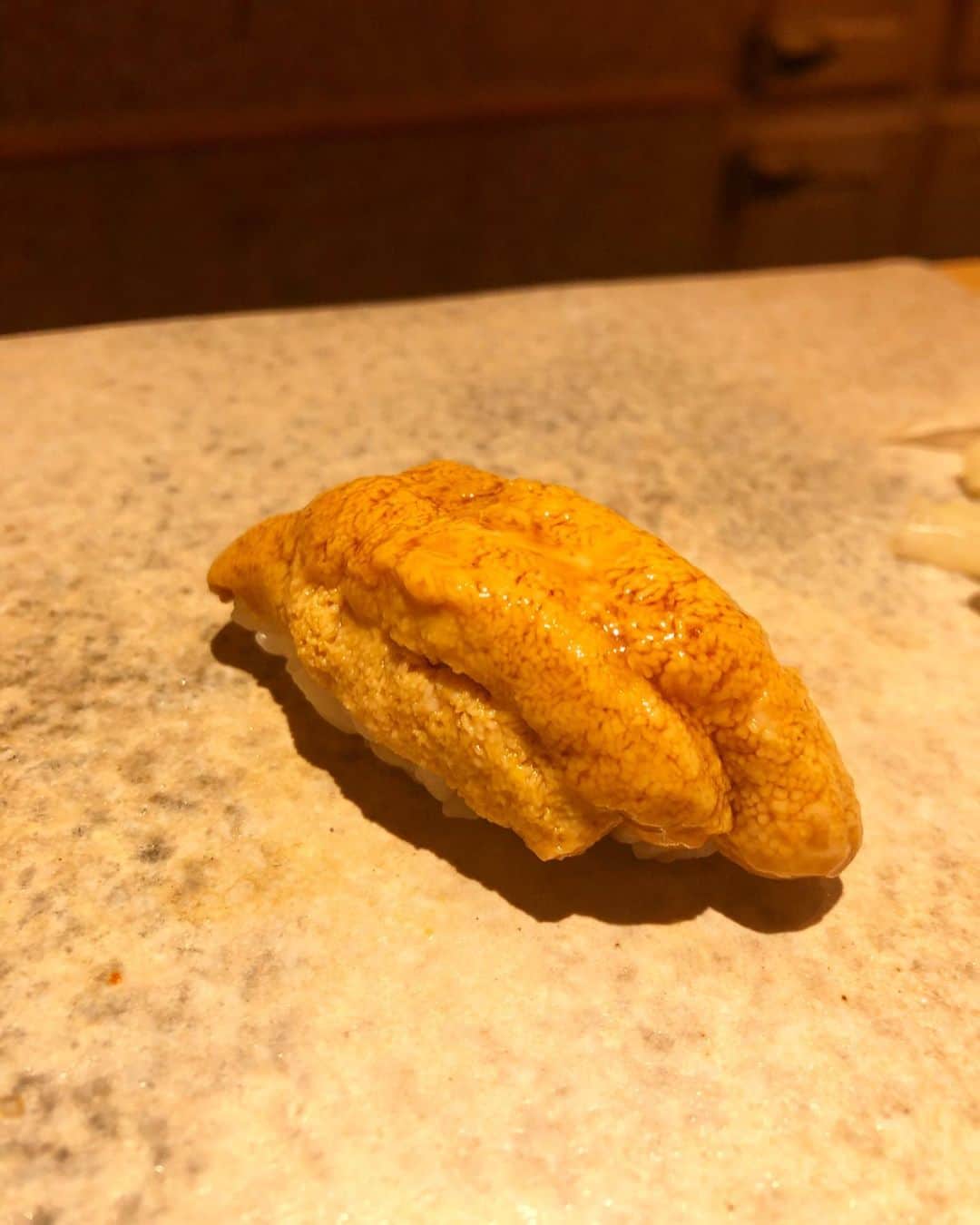 加護亜依さんのインスタグラム写真 - (加護亜依Instagram)「夫婦で、鮨さいとう🍣 もうやっぱり絶品でした。。 みんなで美味しいと感動し 面白いお話で、面白いと笑い泣きし🤣🤣💕💕💕 お腹も心も幸せに包まれた夜でした。 ・ ・ #sushi #鮨さいとう #sushisaito #tokyofood #tokyofoodie」10月8日 9時40分 - ai.1988kg