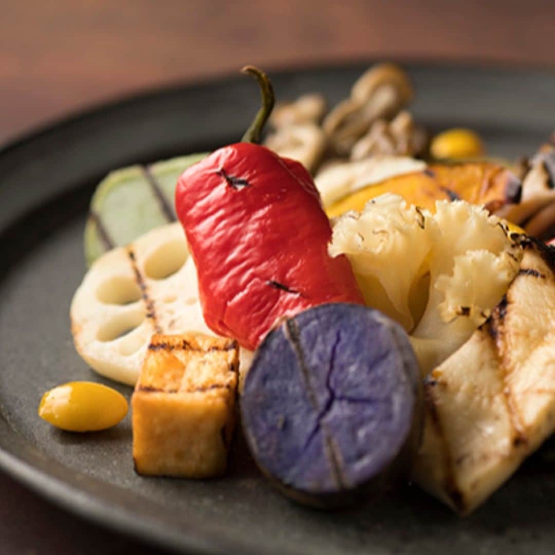 Courtyard by Marriott Tokyoさんのインスタグラム写真 - (Courtyard by Marriott TokyoInstagram)「Grilled seasonal mushrooms and autumn vegetables with two types of Japanese style sauces 😋🍁🍂 Root vegetables that represent autumn, such as lotus roots, pumpkin and sweet potatoes are grilled together with red Manganji sweet peppers for a splash of color. Enjoy this dish with red miso sauce blended with gochujang sauce, or Kinzanji Miso sauce and mayonnaise to suit your taste. 旬の茸と秋野菜のグリル　2種類の和風ソース😀🍄🍽️ 蓮根、かぼちゃ、さつまいもなど秋の根菜類と真っ赤な彩りを添える赤万願寺唐辛子をグリルし、コチジャンを入れた赤味噌とマヨネーズソースを入れた金山寺味噌の甘辛２種類のお好きなディップでお召し上がりください。#tokyogourmet #delicious #instagourmet #tokyorestaurant #美味しいお店 #グリル #野菜 #ベジタリアン #ginza #銀座 #cytokyo」10月8日 9時50分 - courtyard_tokyo_station